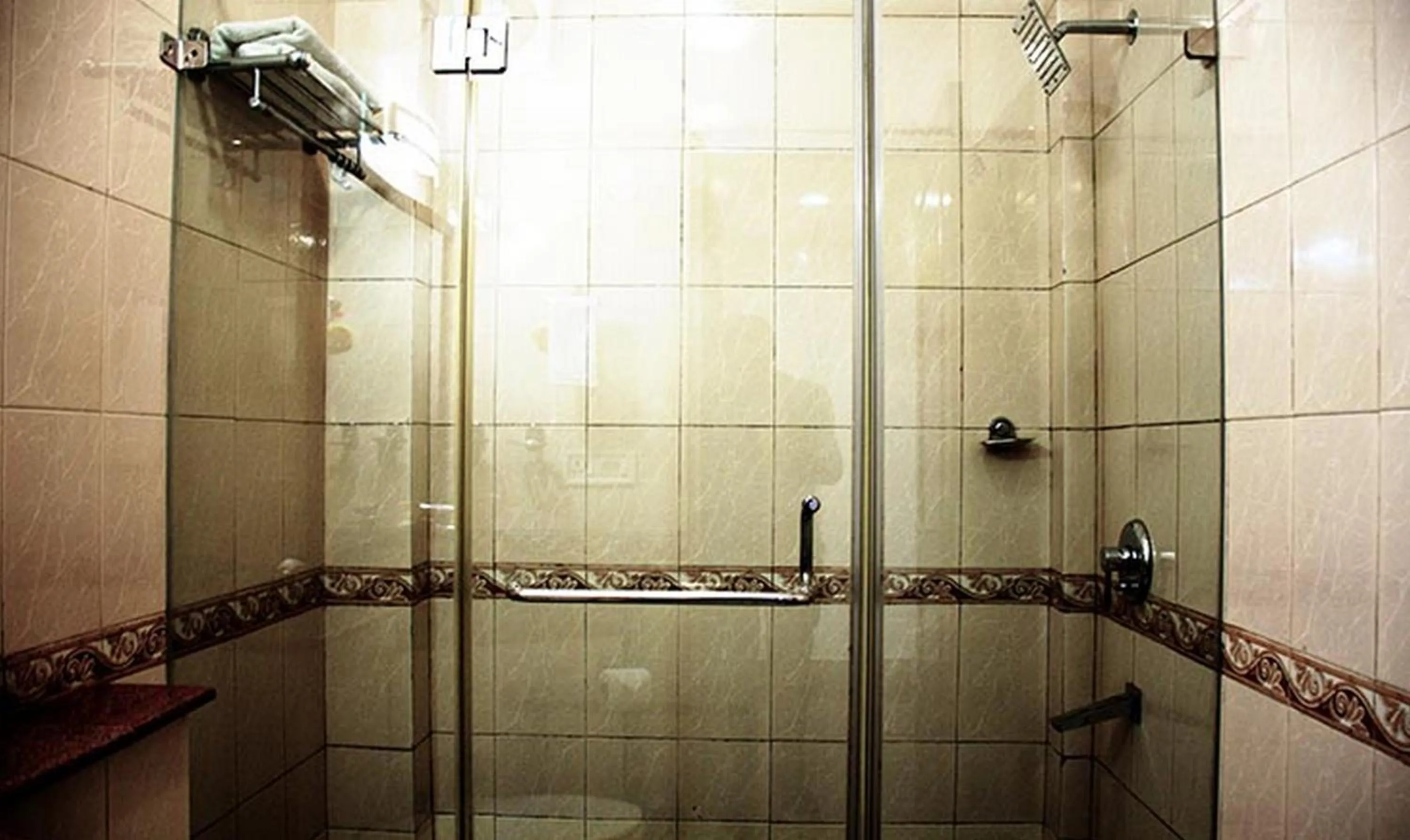Bathroom in Hotel Windsor Castle Cyber City