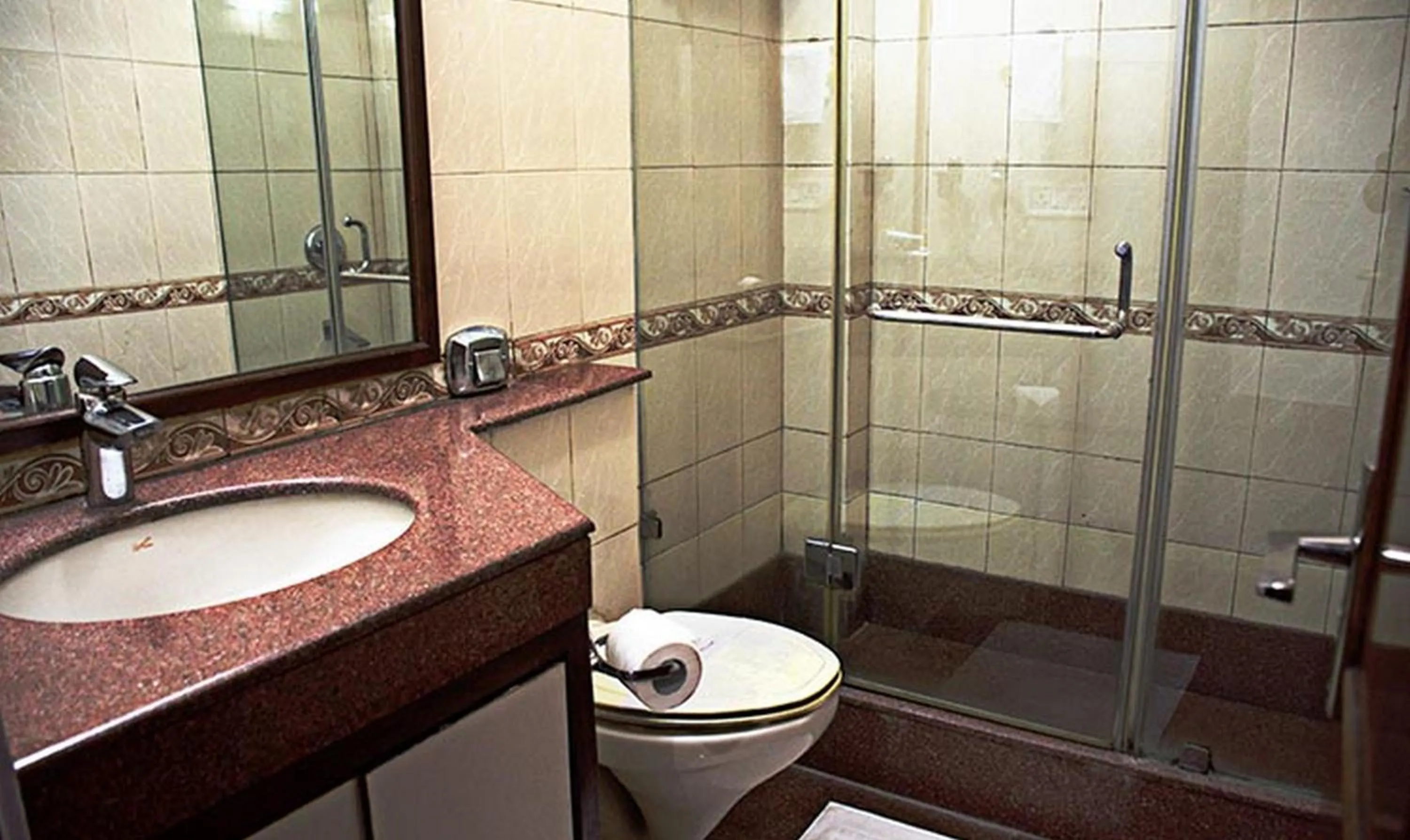 Bathroom in Hotel Windsor Castle Cyber City