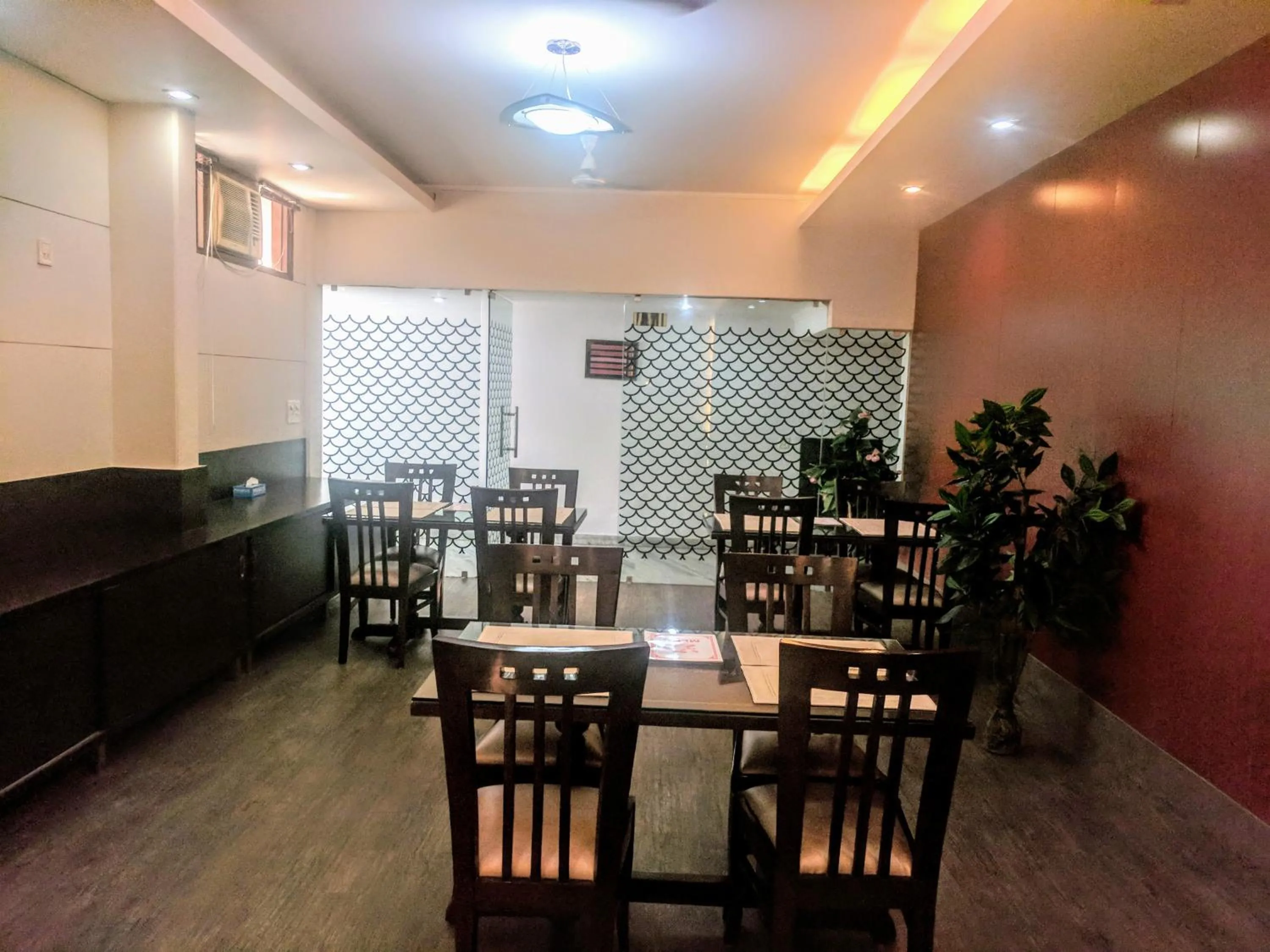 Restaurant/places to eat in Hotel Windsor Castle Cyber City