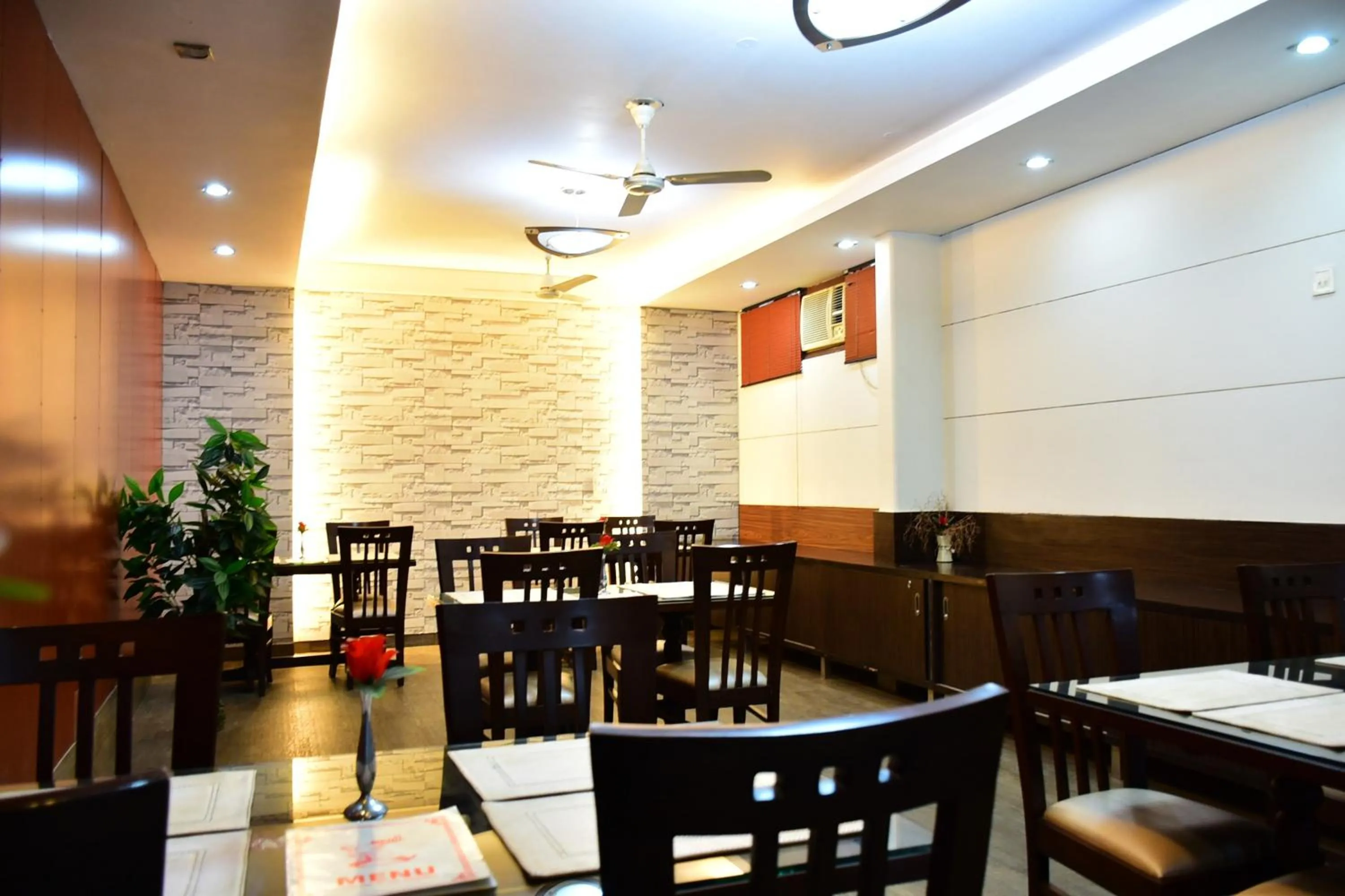 Restaurant/places to eat in Hotel Windsor Castle Cyber City