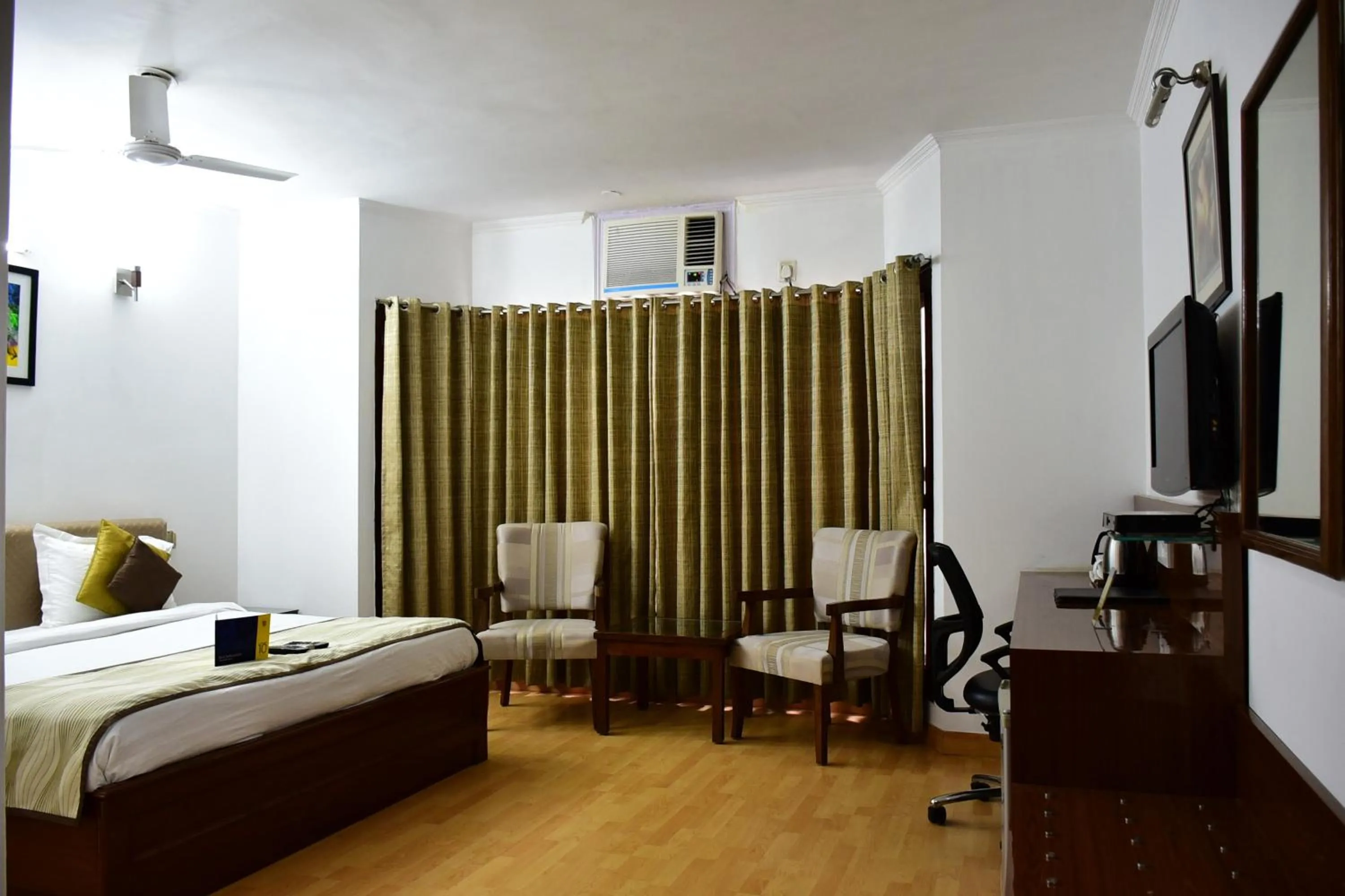 Bedroom, Bed in Hotel Windsor Castle Cyber City