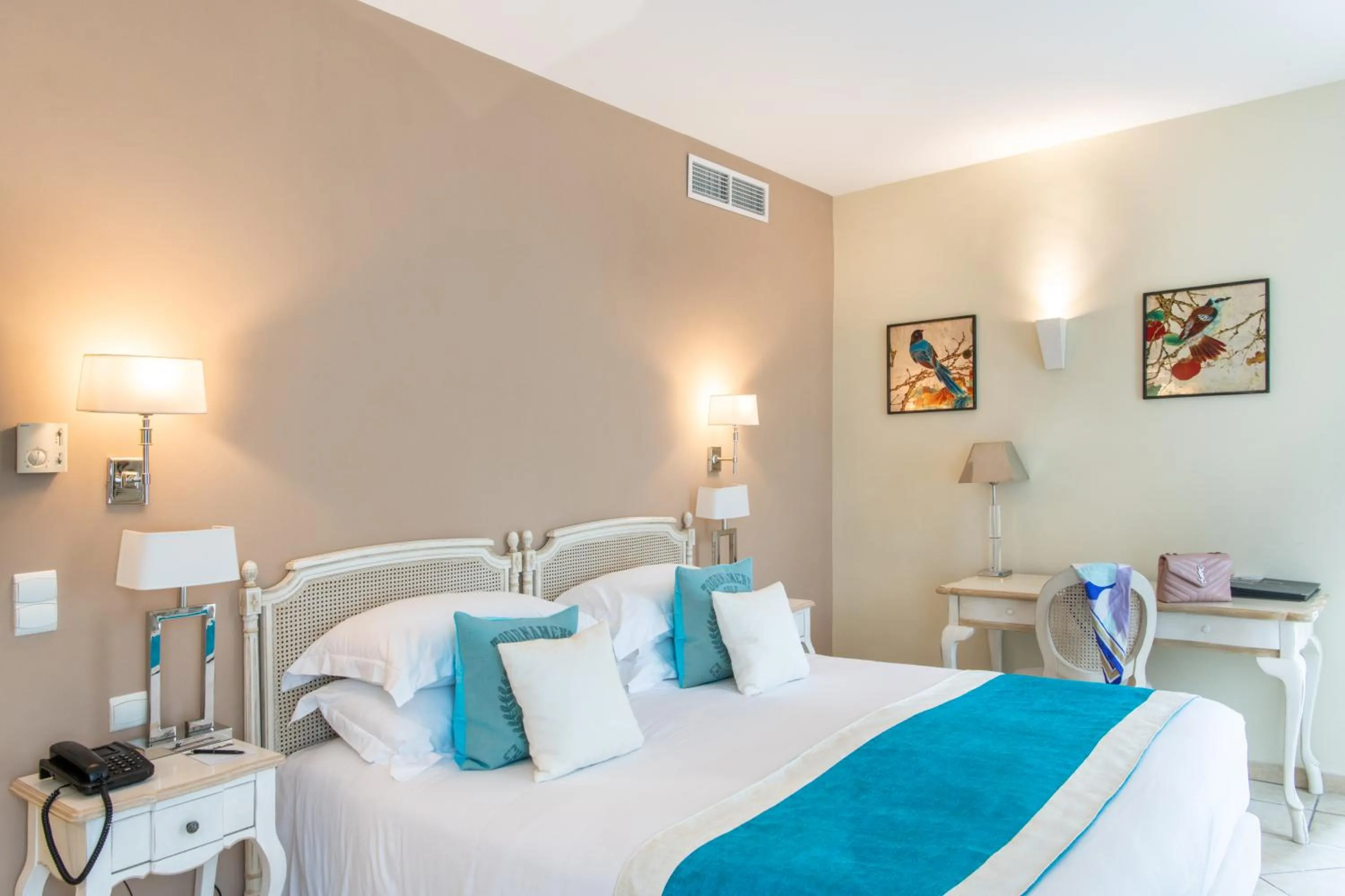 Bed in Hôtel Golf & Spa Château de la Bégude The Originals Collection