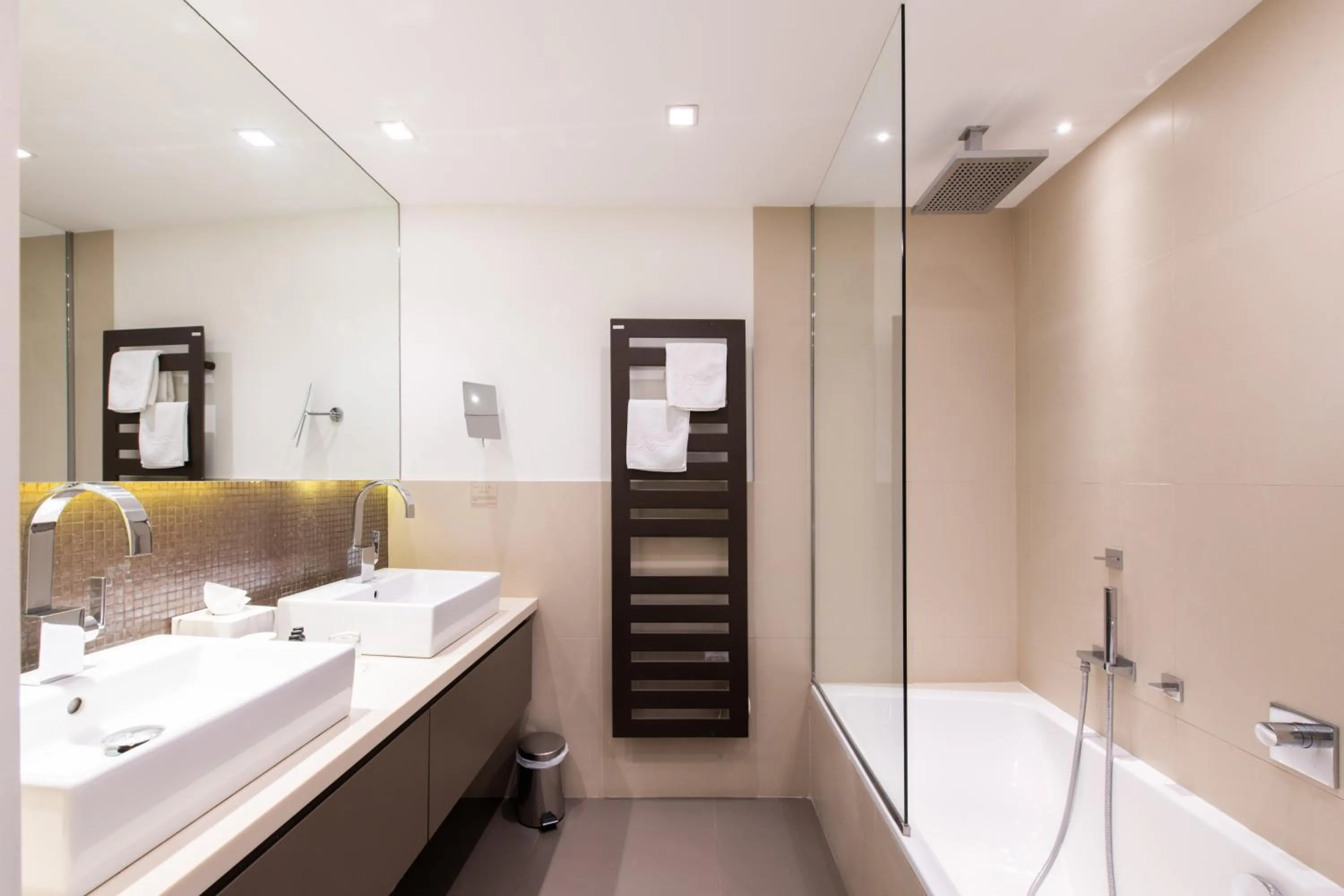 Bathroom in Hôtel Golf & Spa Château de la Bégude The Originals Collection