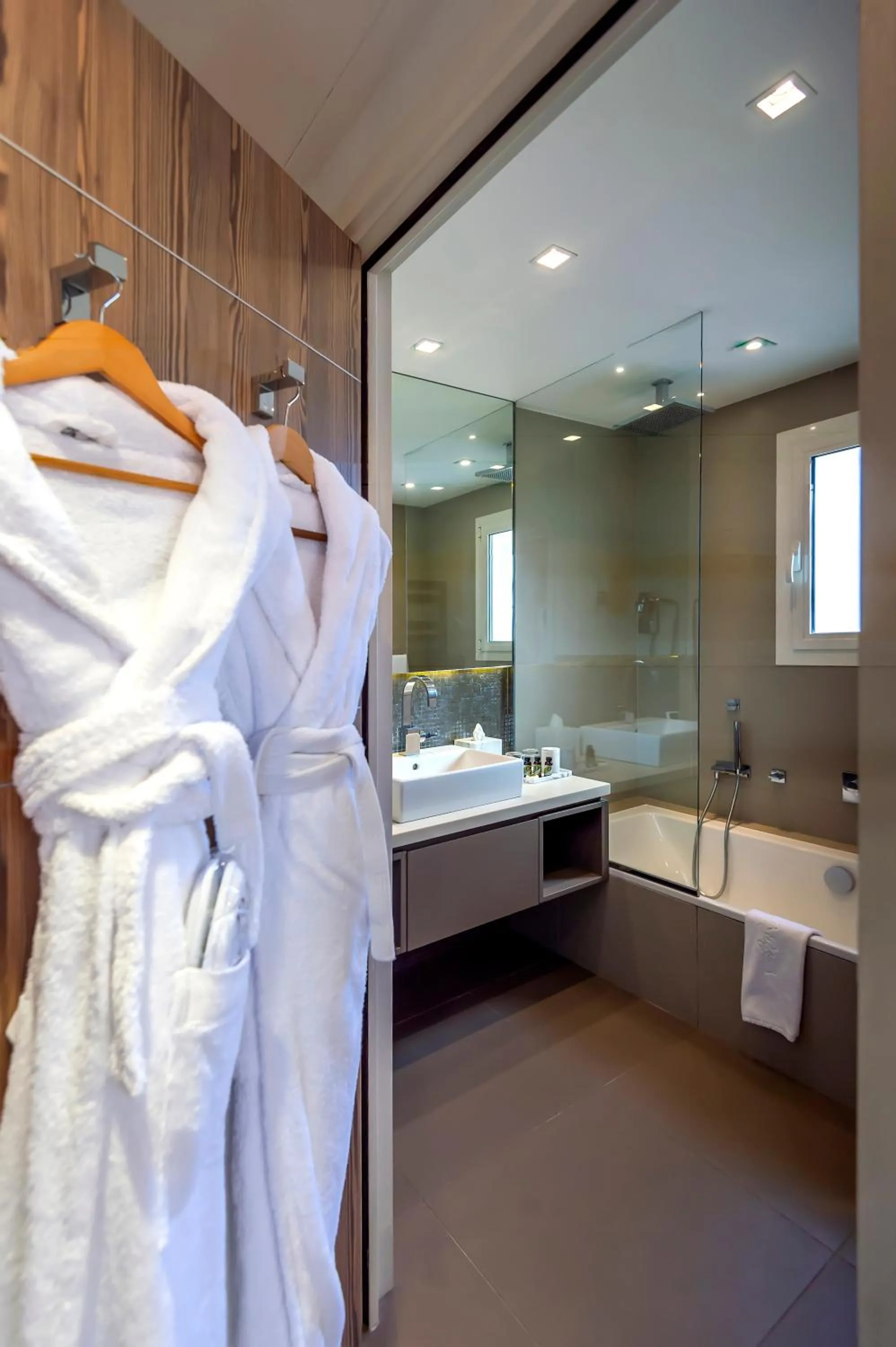 Bathroom in Hôtel Golf & Spa Château de la Bégude The Originals Collection