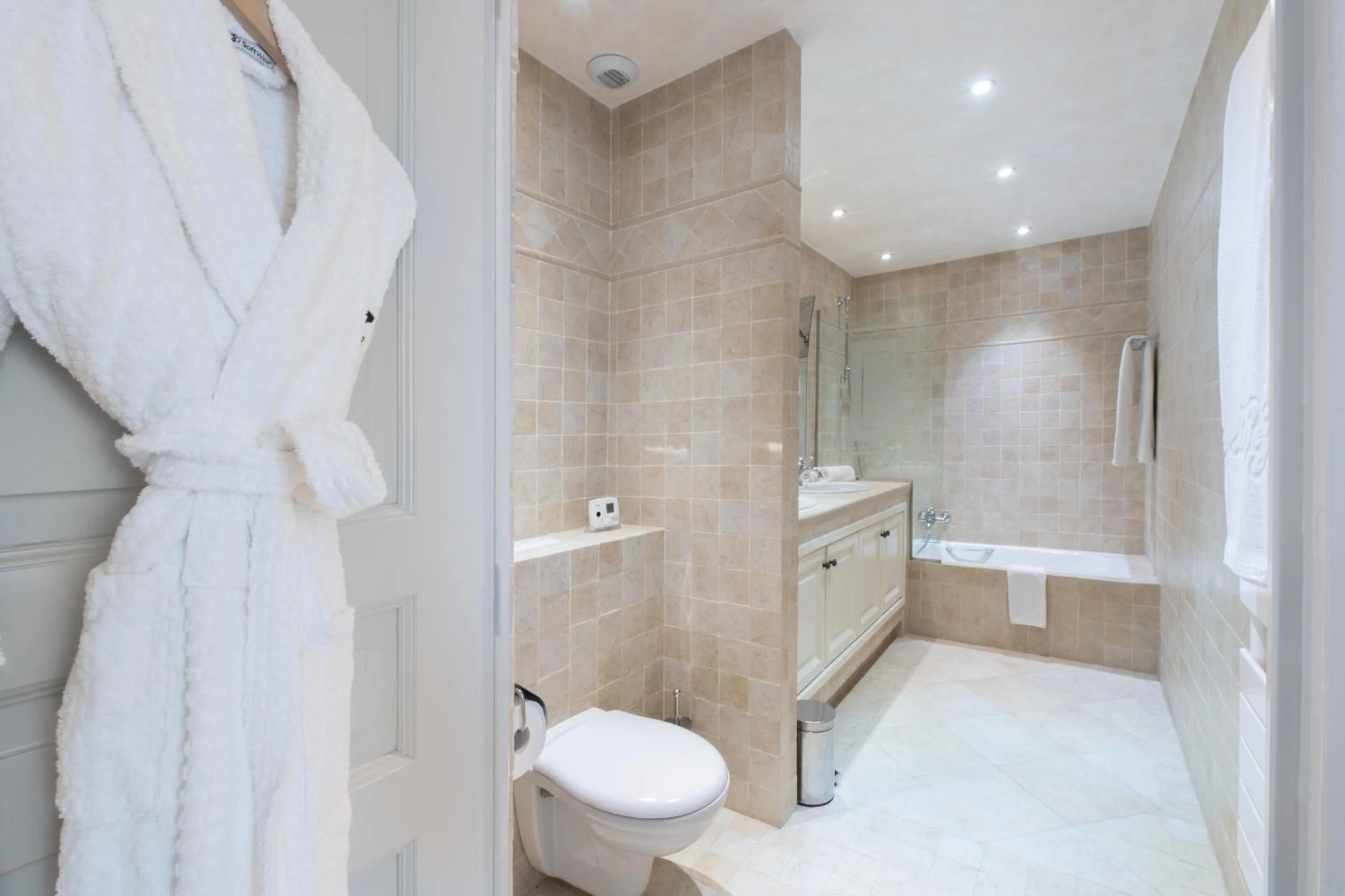 Bathroom in Hôtel Golf & Spa Château de la Bégude The Originals Collection