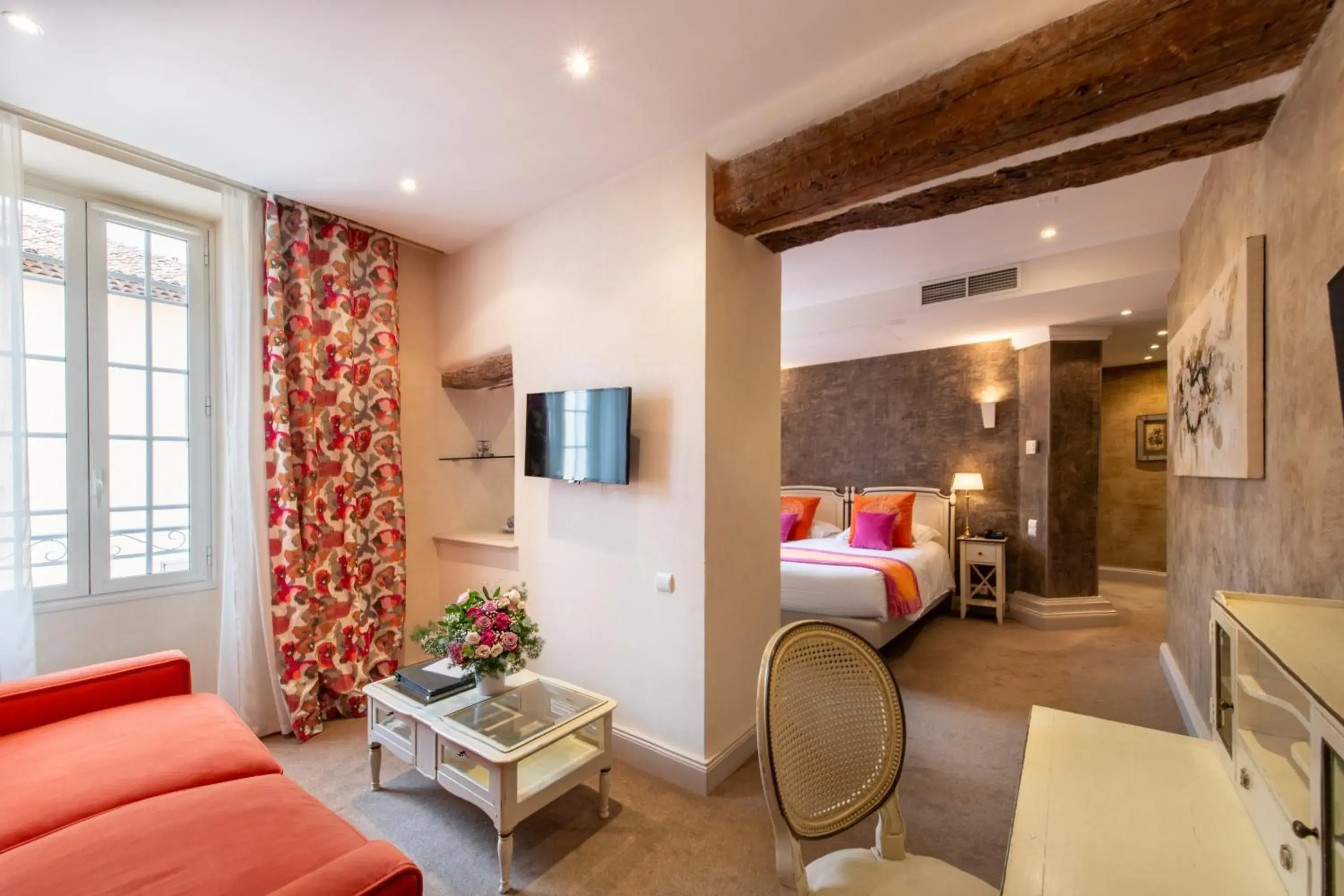 Suite in Hôtel Golf & Spa Château de la Bégude The Originals Collection Suite in Hôtel Golf & Spa Château de la Bégude The Originals Collection