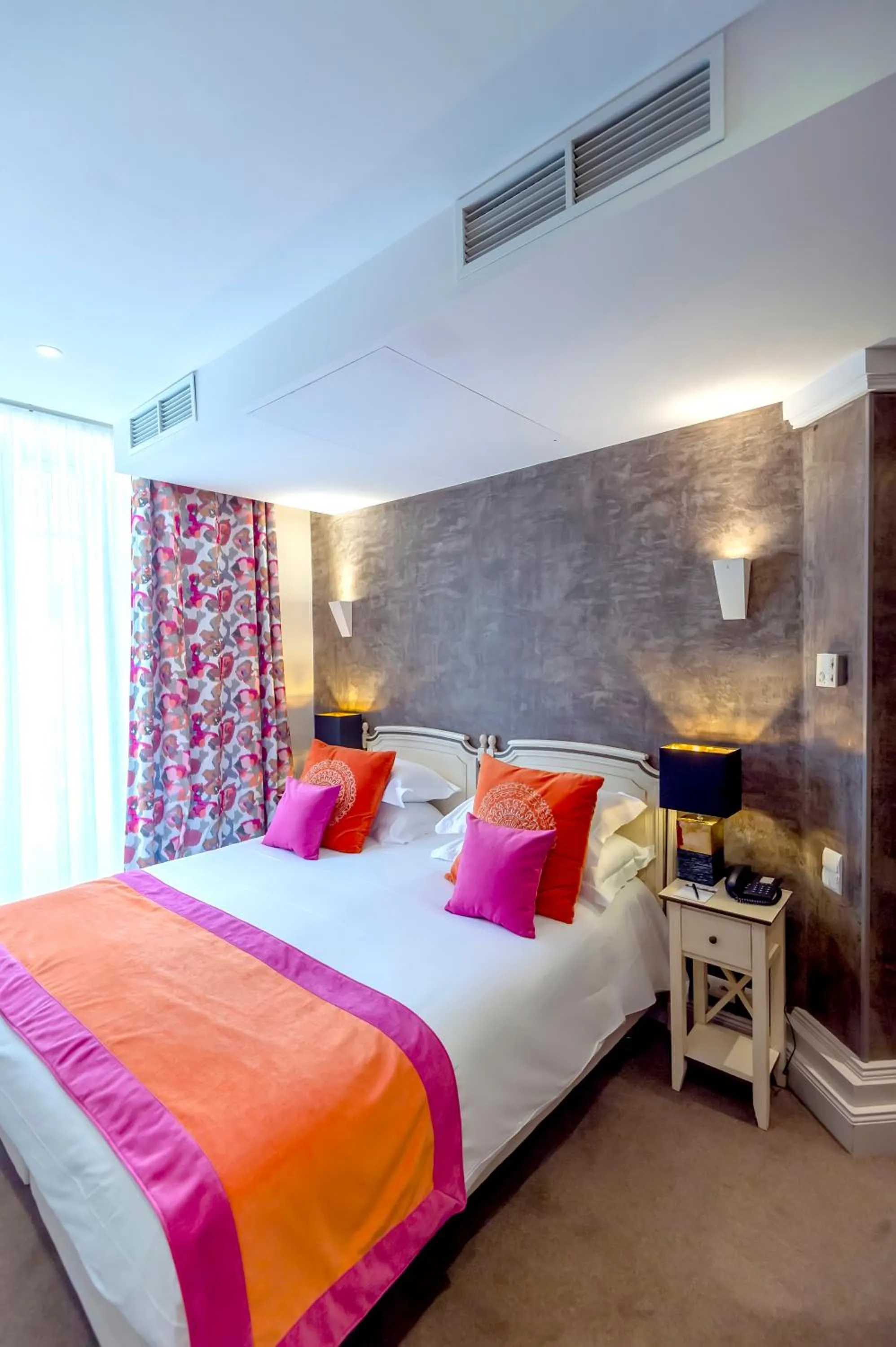 Bed in Hôtel Golf & Spa Château de la Bégude The Originals Collection