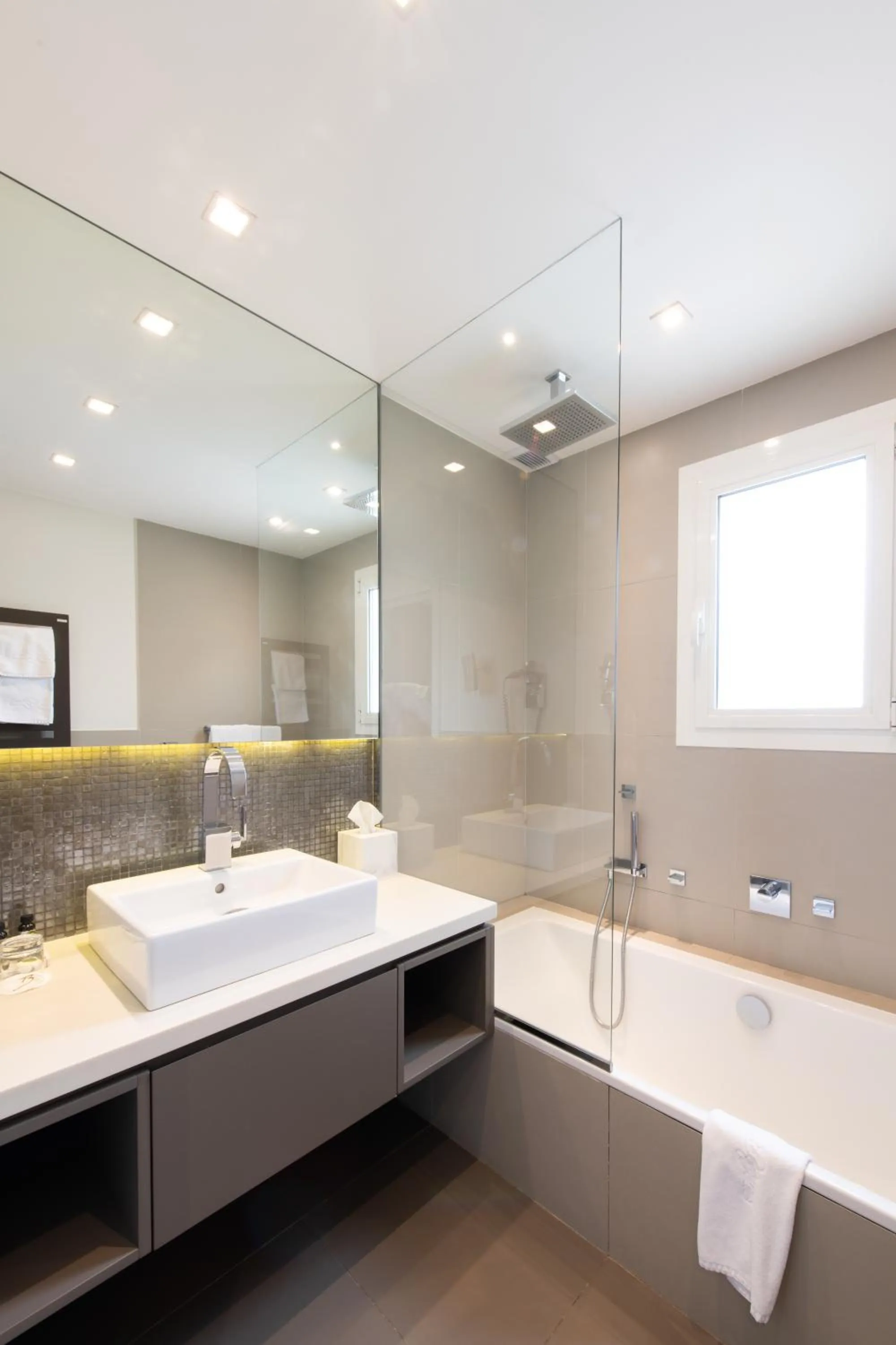 Bathroom in Hôtel Golf & Spa Château de la Bégude The Originals Collection