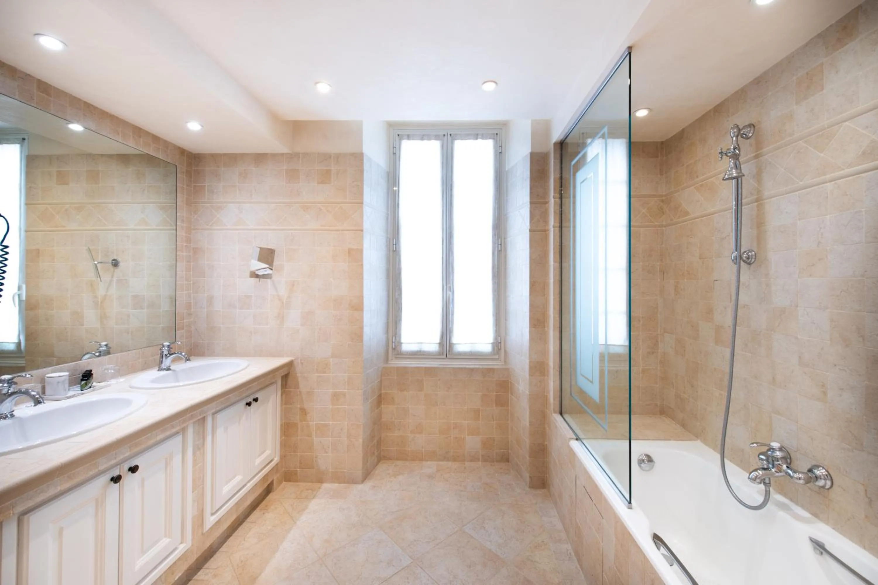 Bathroom in Hôtel Golf & Spa Château de la Bégude The Originals Collection