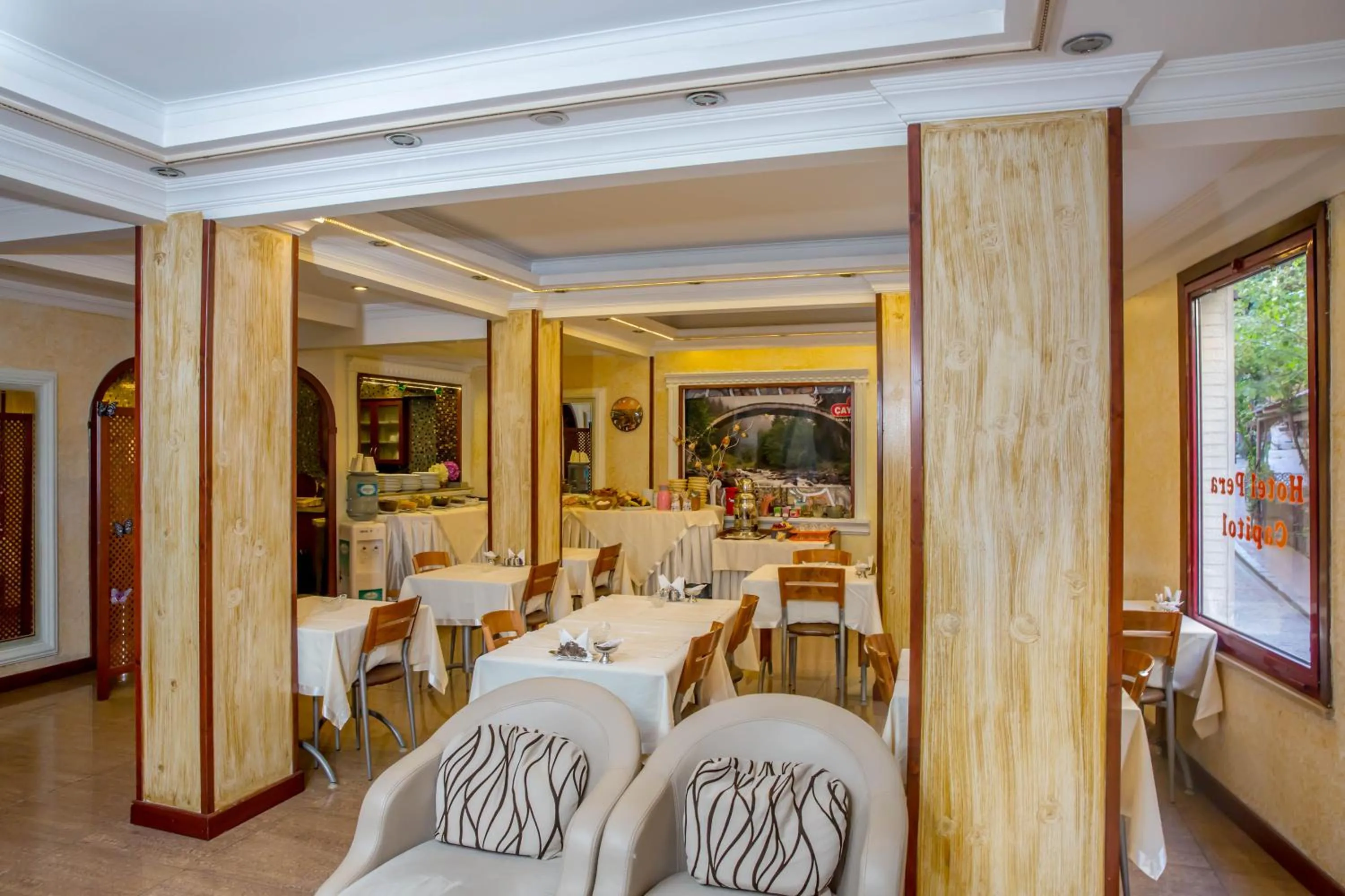 Restaurant/places to eat in Hotel Pera Capitol