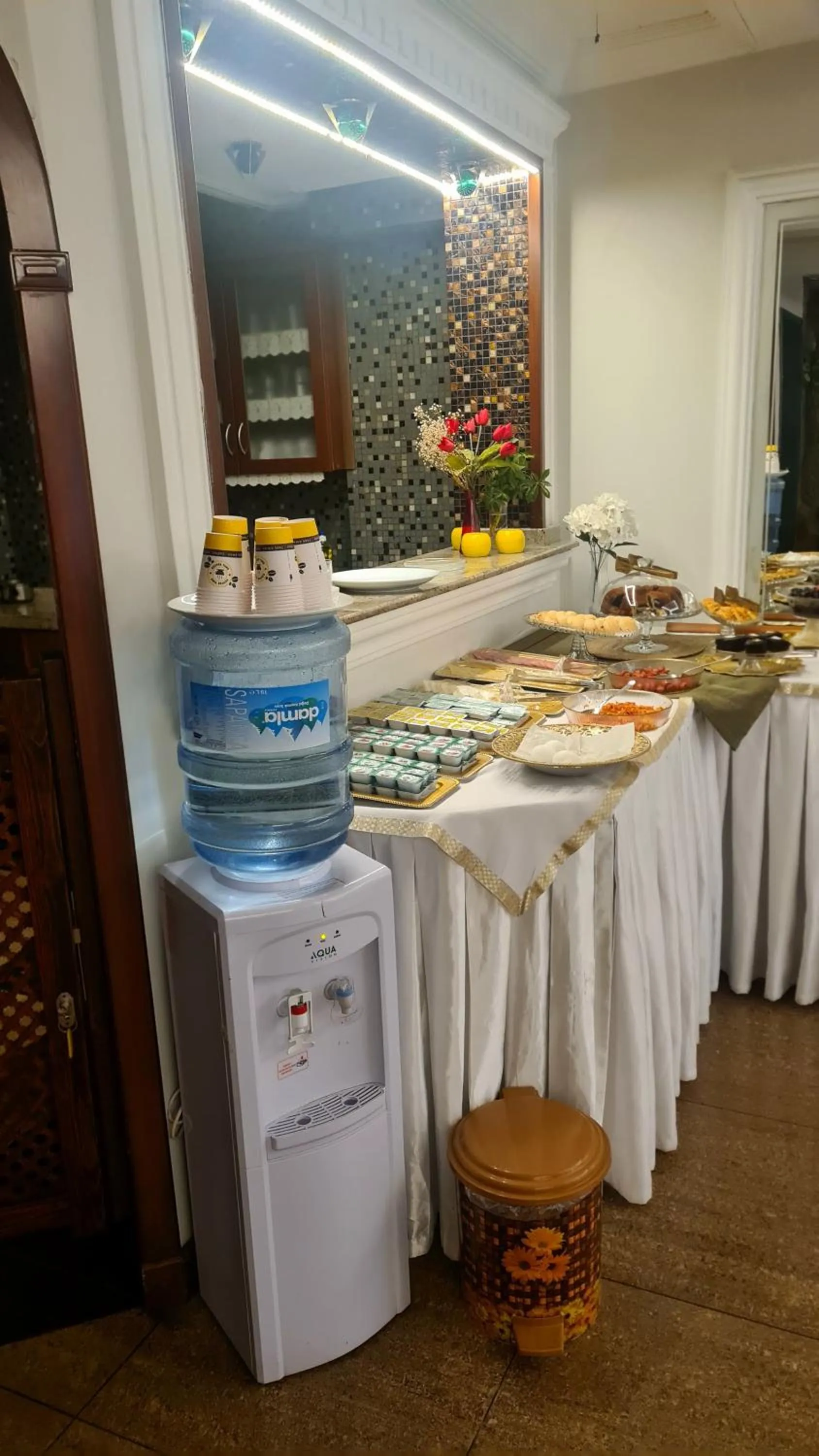 Restaurant/places to eat in Hotel Pera Capitol