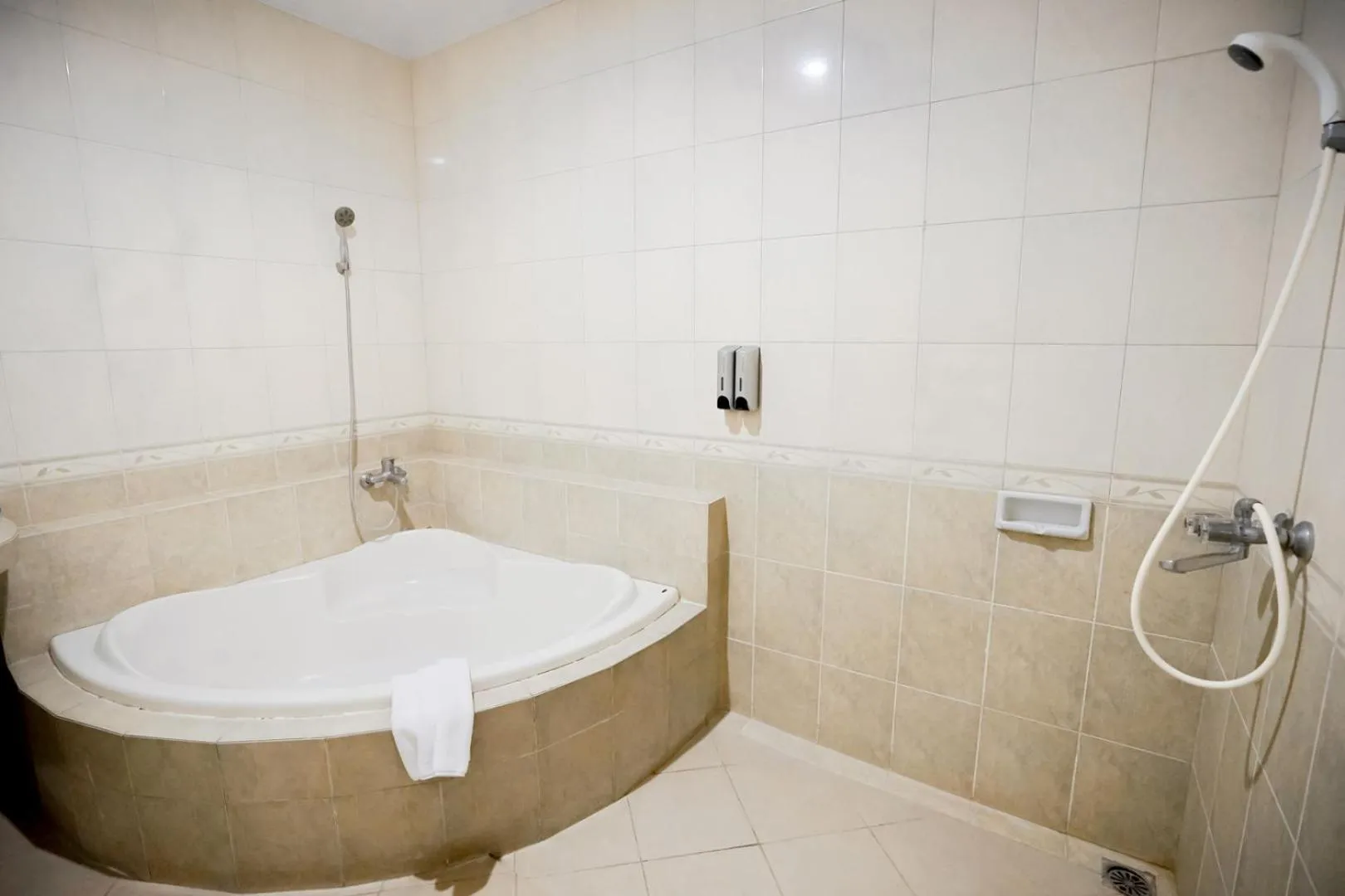 Bathroom in Cakra Kusuma Hotel