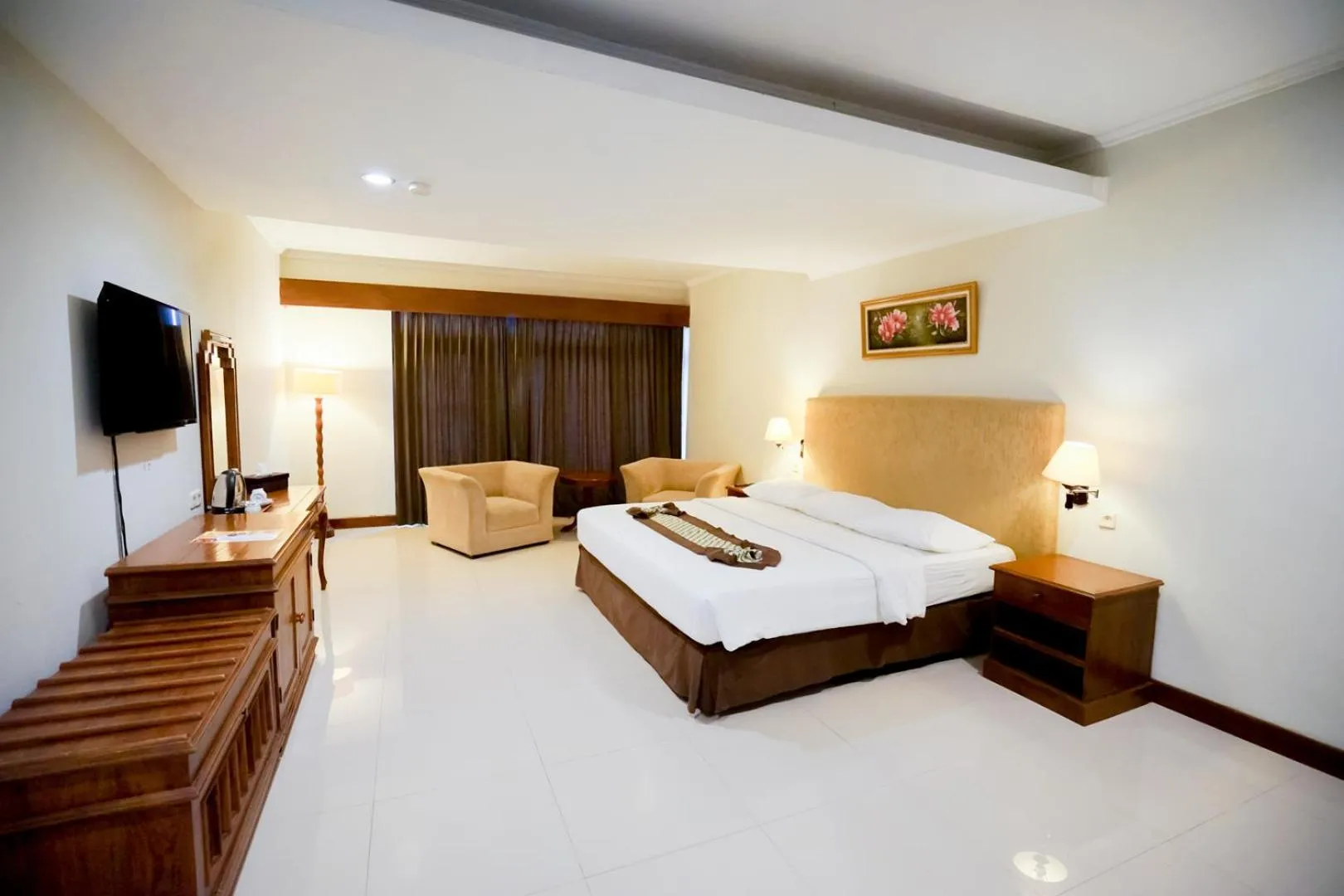 Bedroom, Bed in Cakra Kusuma Hotel