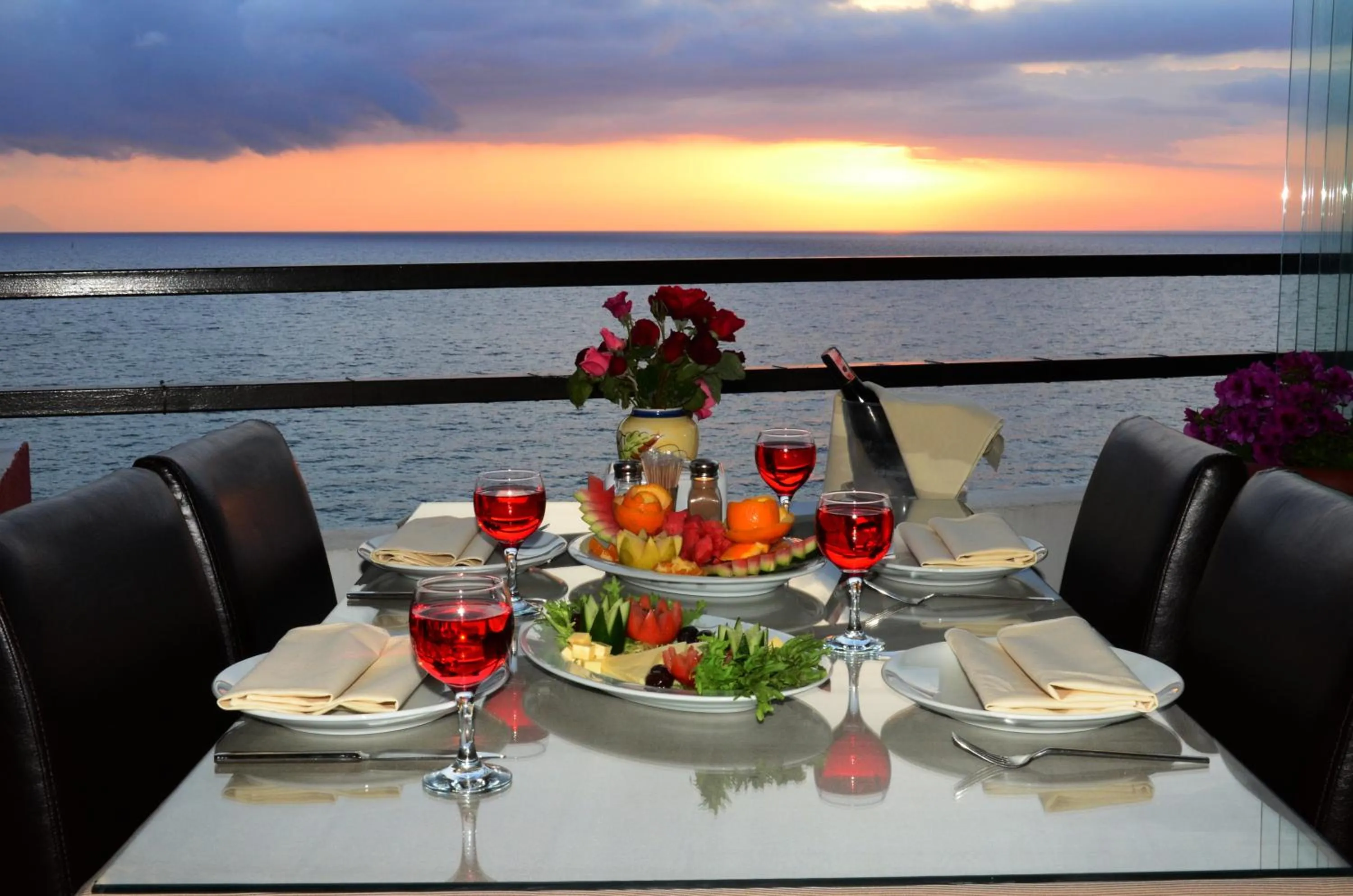 Restaurant/places to eat in Sunday Beach Hotel