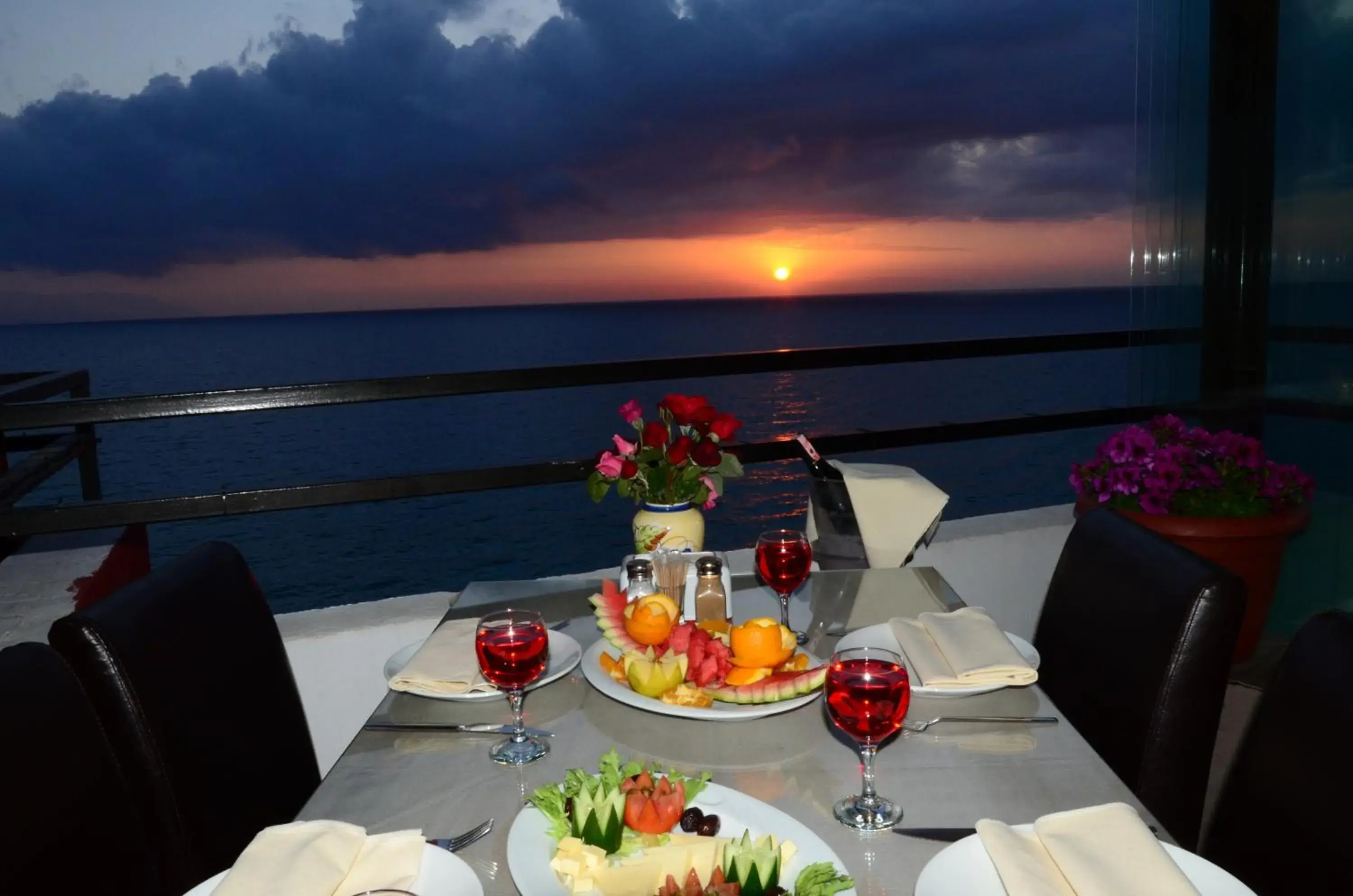 Restaurant/places to eat in Sunday Beach Hotel Restaurant/places to eat in Sunday Beach Hotel