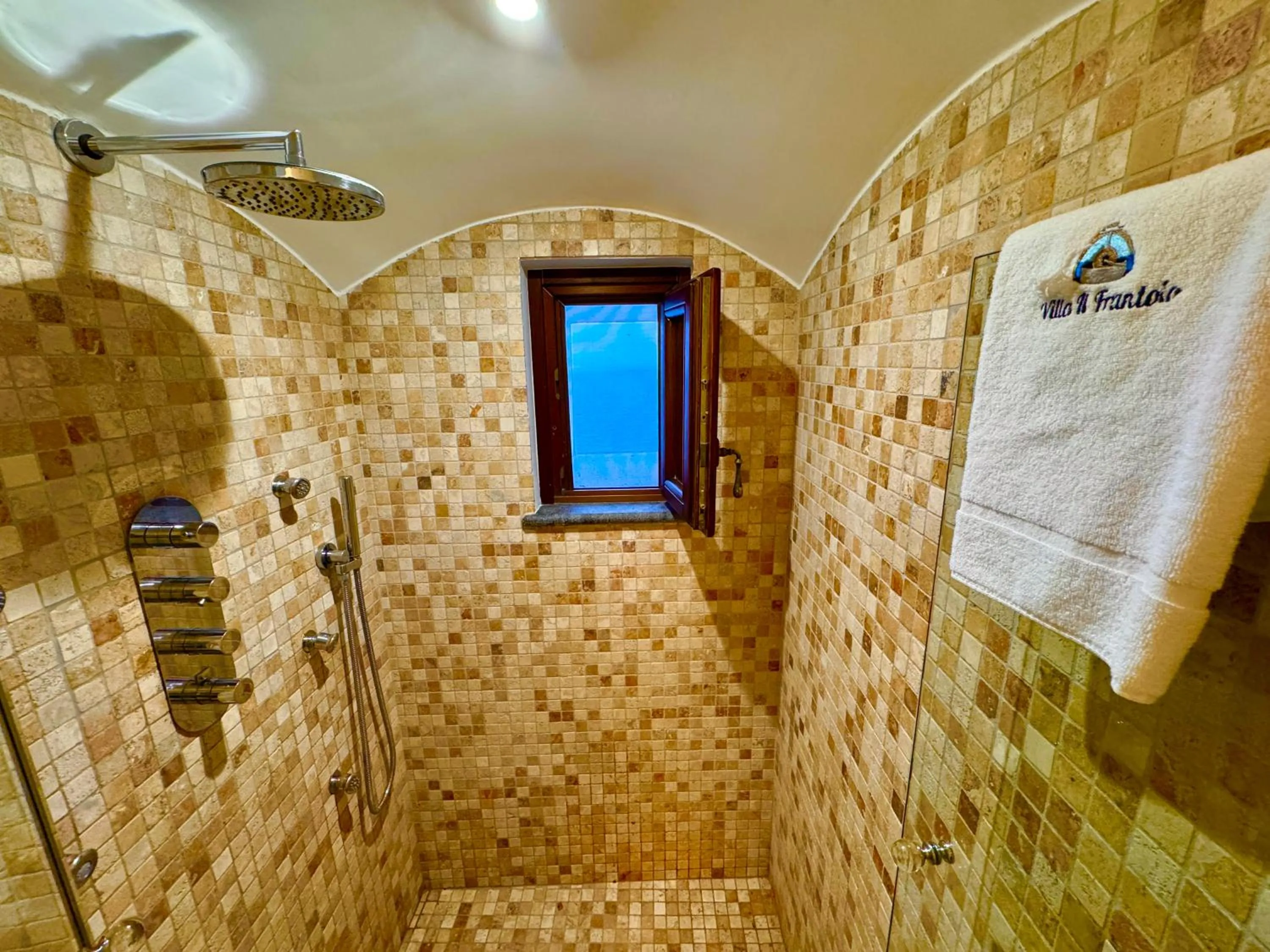 Shower in Villa Il Frantoio and Lilmar