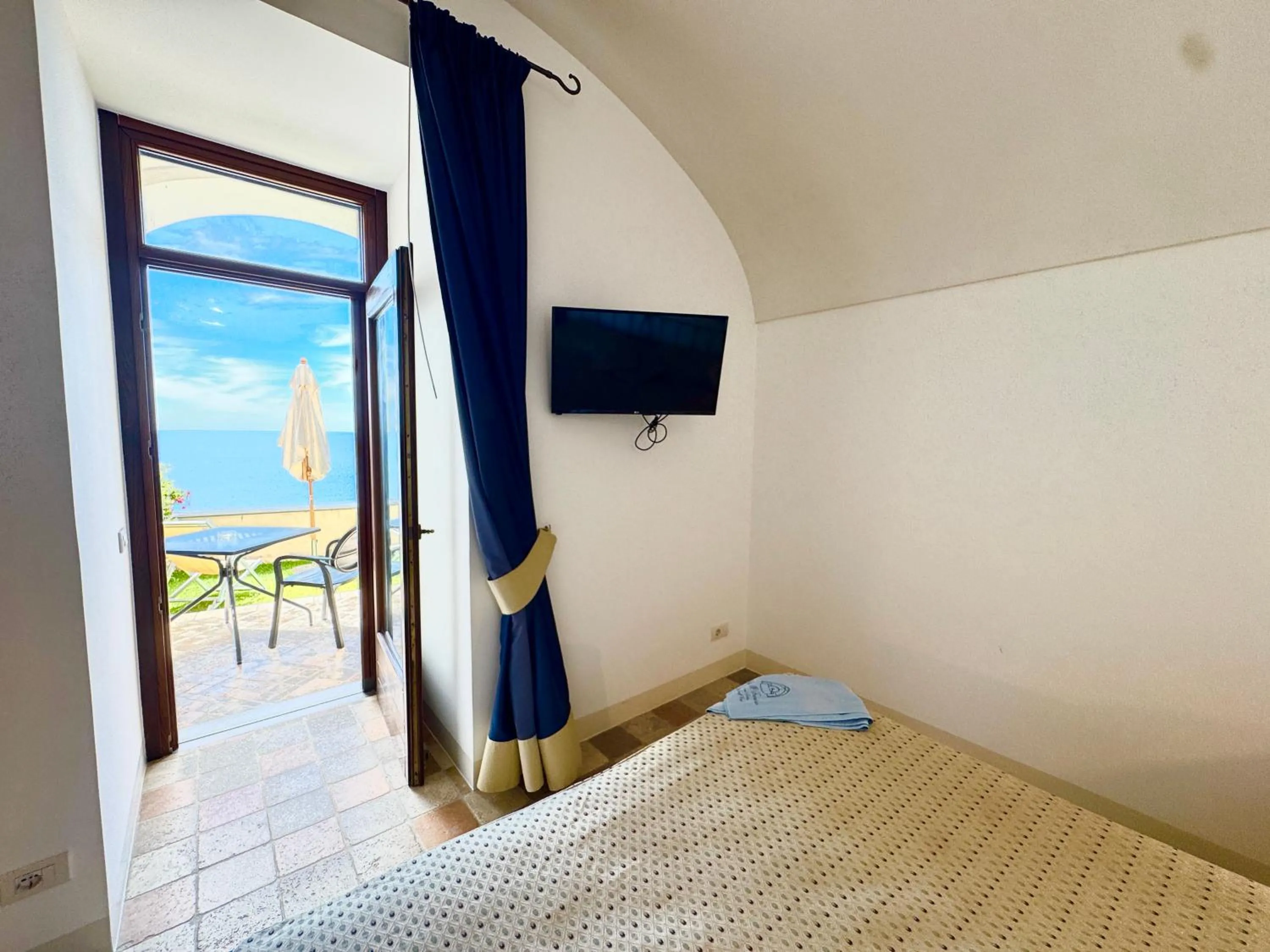 Bed in Villa Il Frantoio and Lilmar