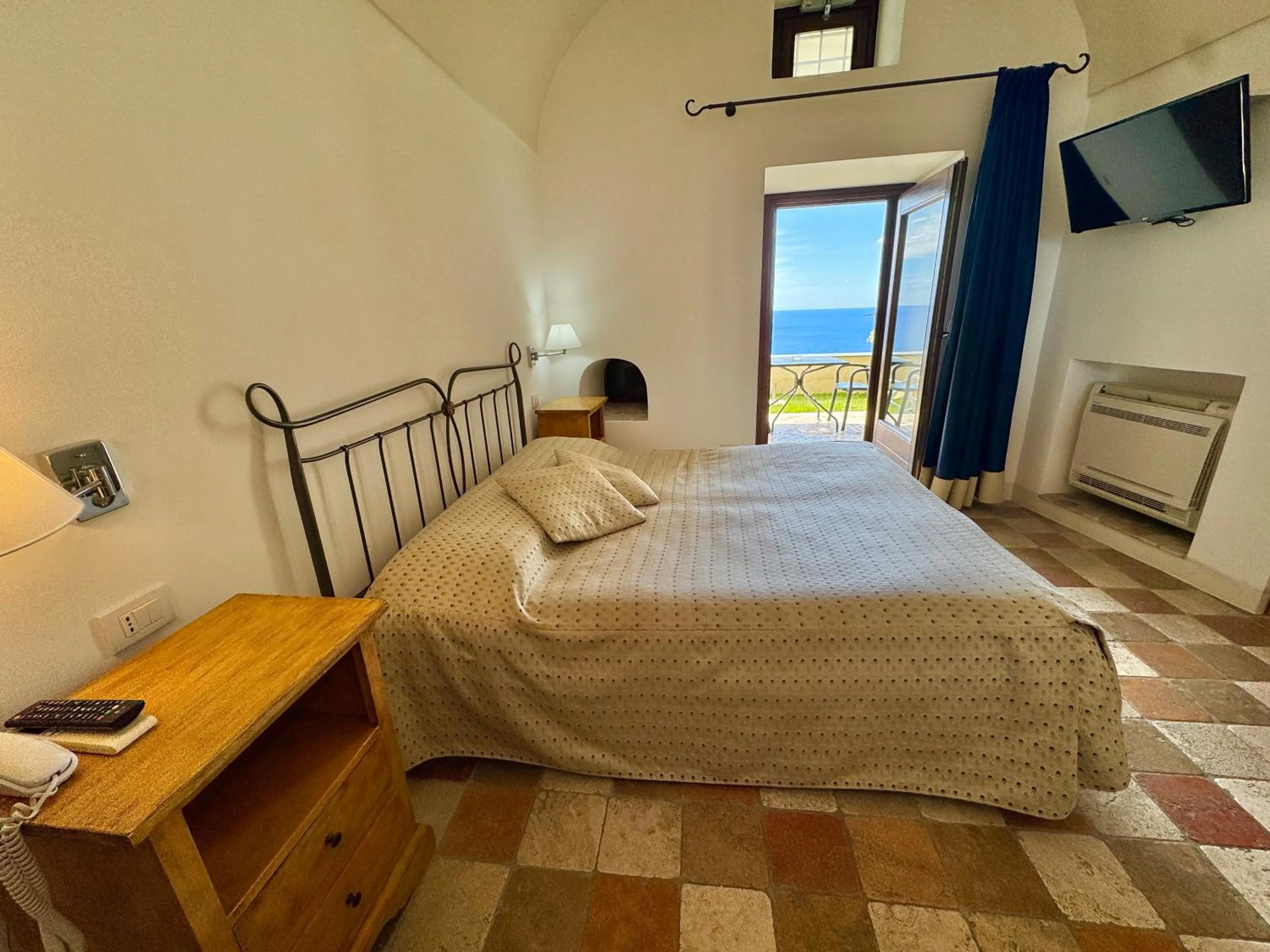 Photo of the whole room, Bed in Villa Il Frantoio and Lilmar