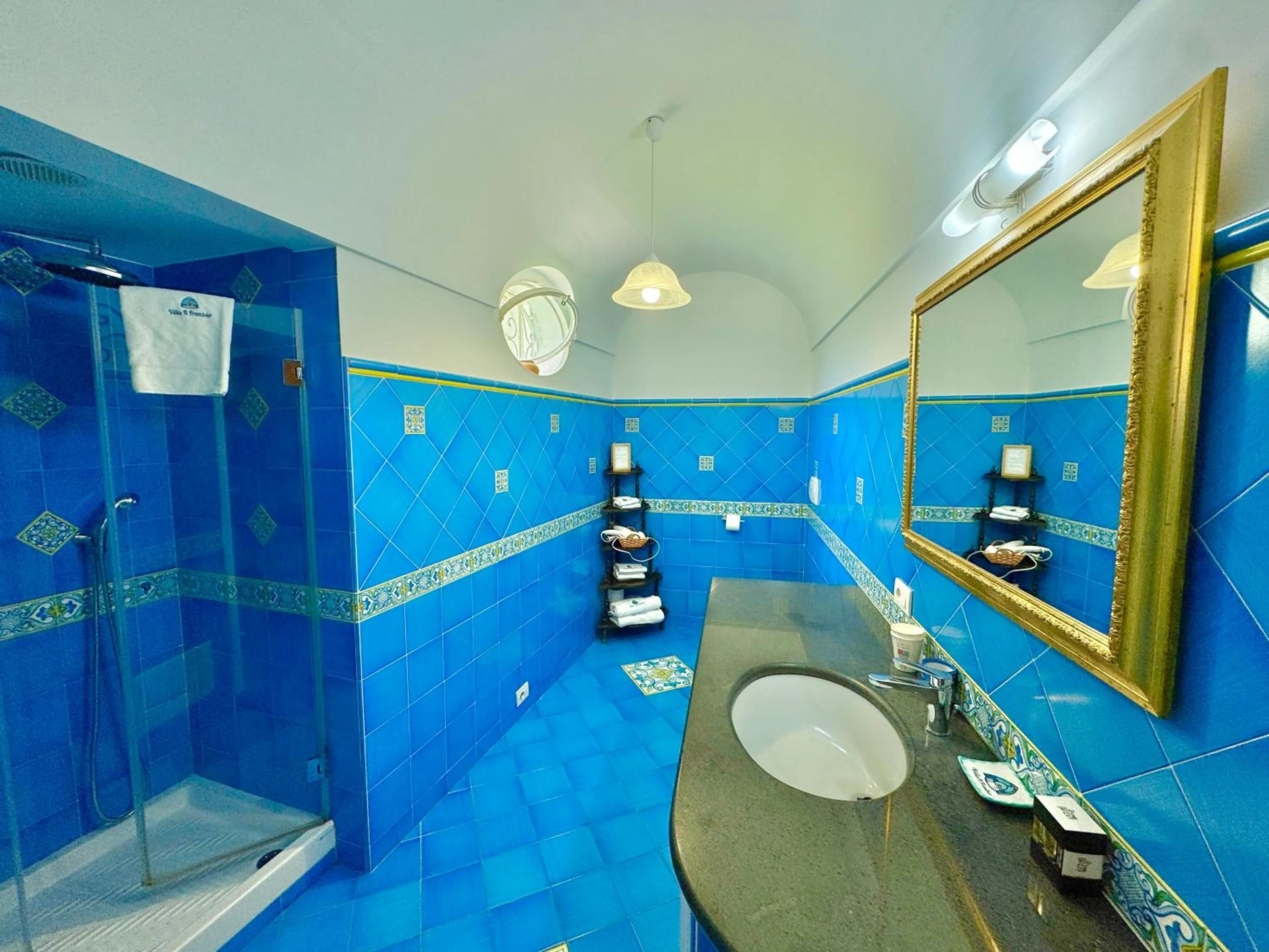 Shower in Villa Il Frantoio and Lilmar