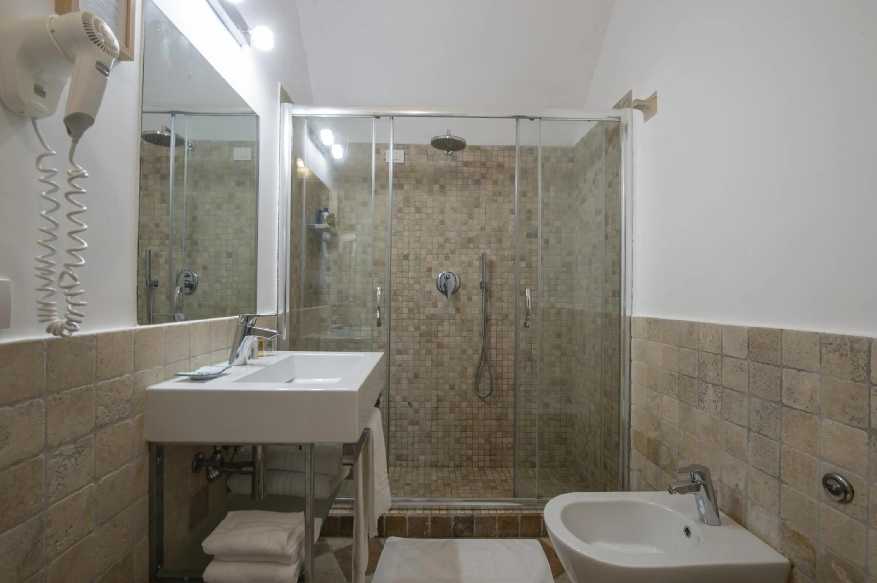 Bathroom in Villa Il Frantoio and Lilmar