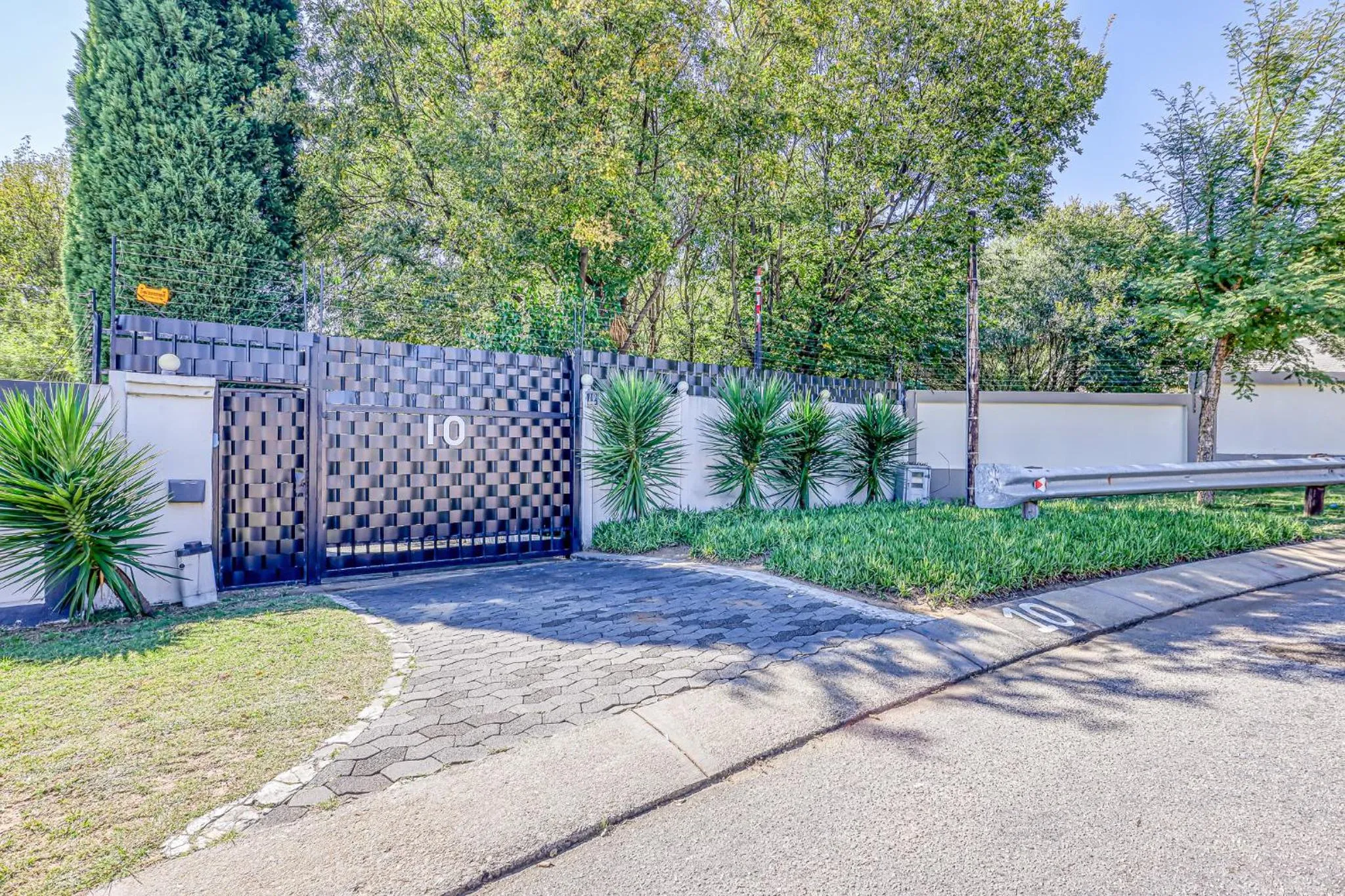 Facade/entrance in The Bedford Manor