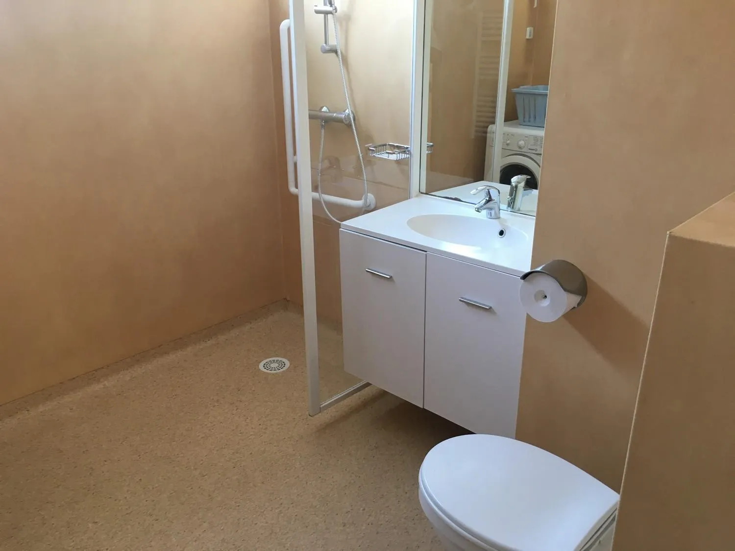 Shower in Centre Jean XXIII