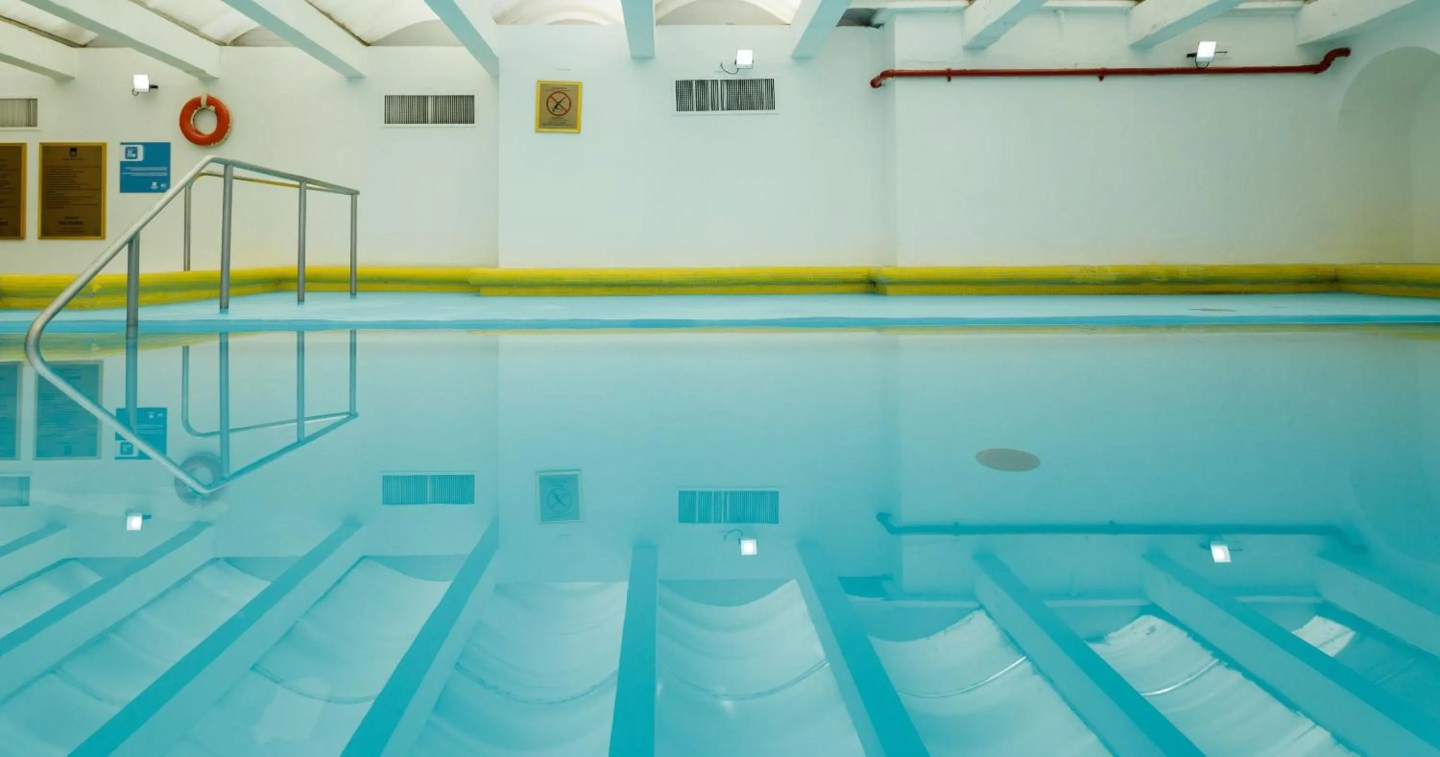 Swimming pool in Camino Real Aeropuerto
