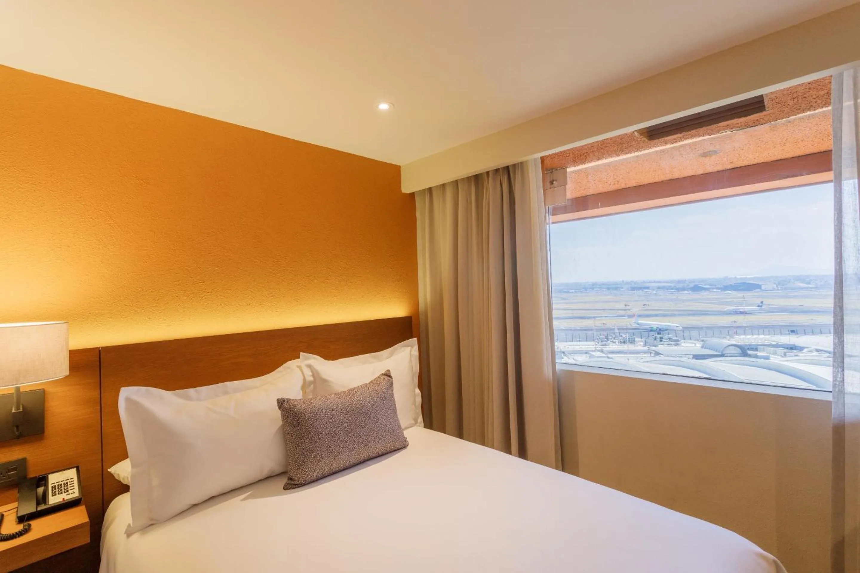Photo of the whole room, Bed in Camino Real Aeropuerto