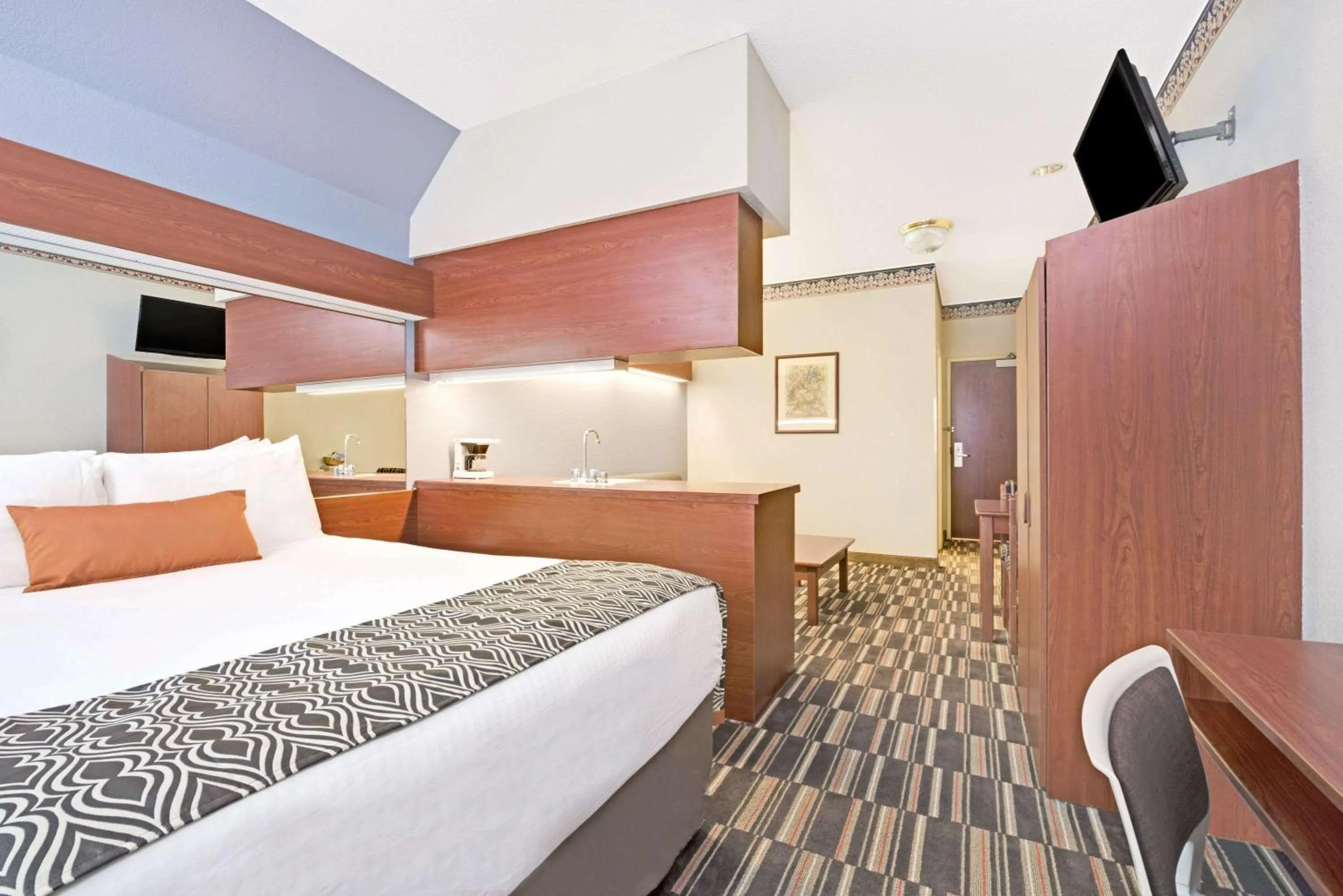 Photo of the whole room, Bed in Microtel Inn & Suites Urbandale