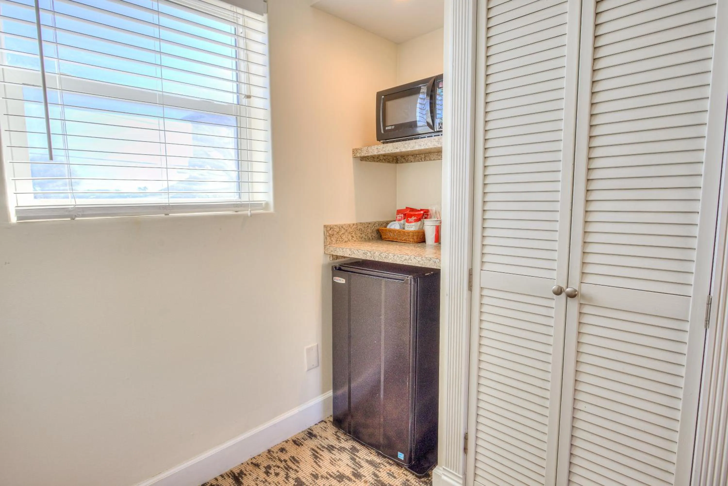 microwave in La Fiesta Ocean Inn & Suites