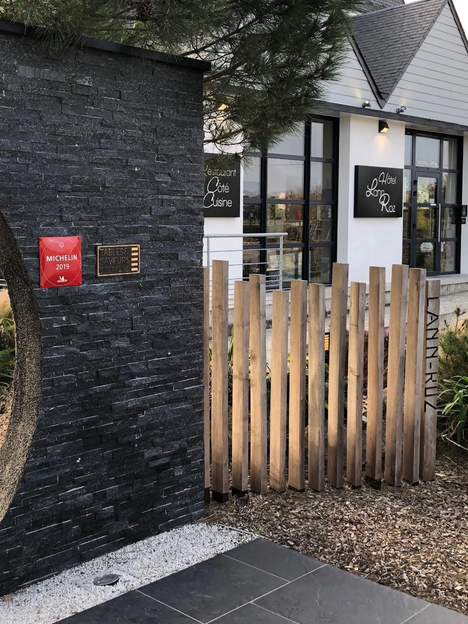 Facade/entrance in Hotel-Restaurant Lann Roz / Côte Cuisine