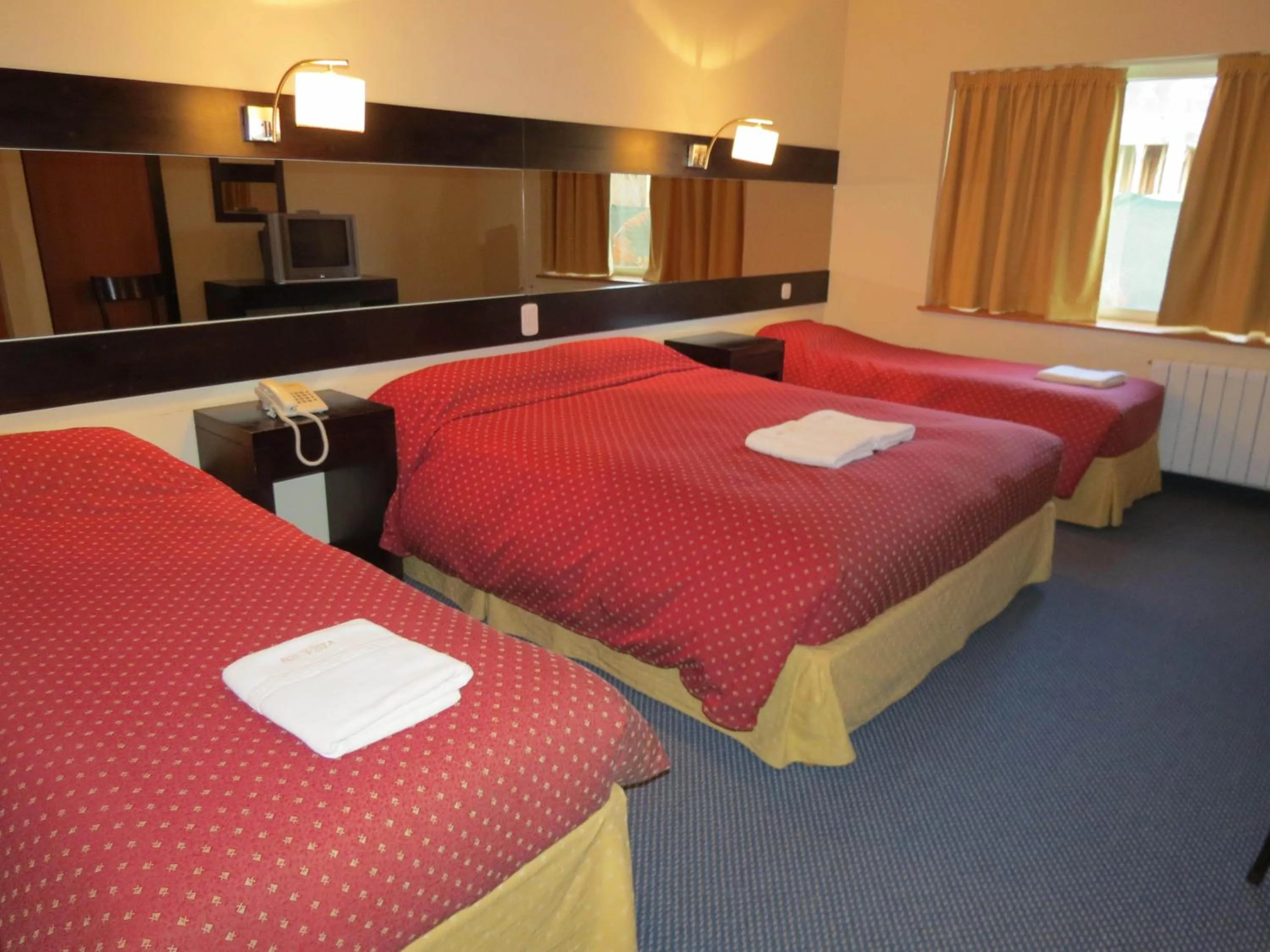 Photo of the whole room, Bed in Marcopolo Suites Calafate