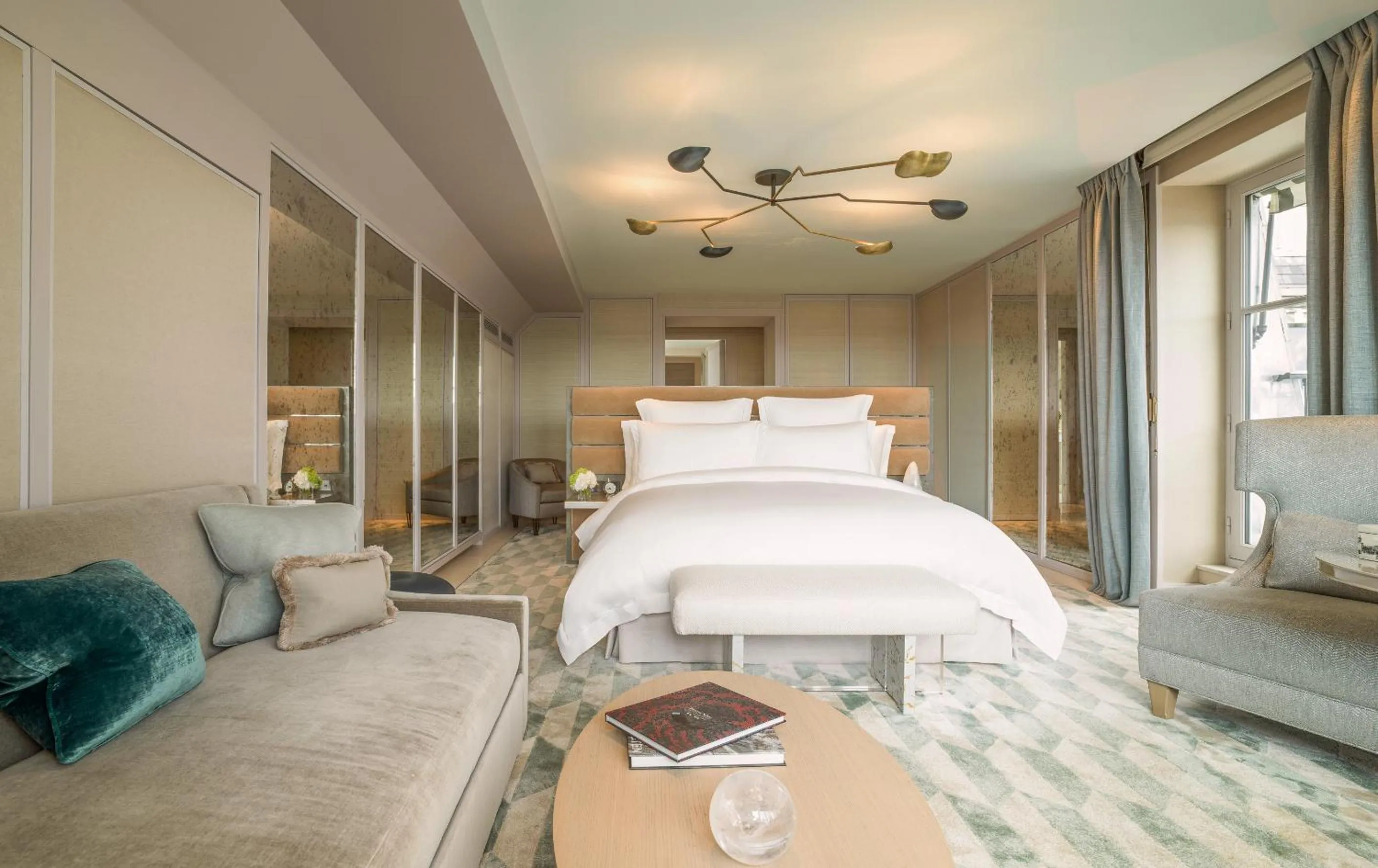 Photo of the whole room, Bed in Hotel de Crillon