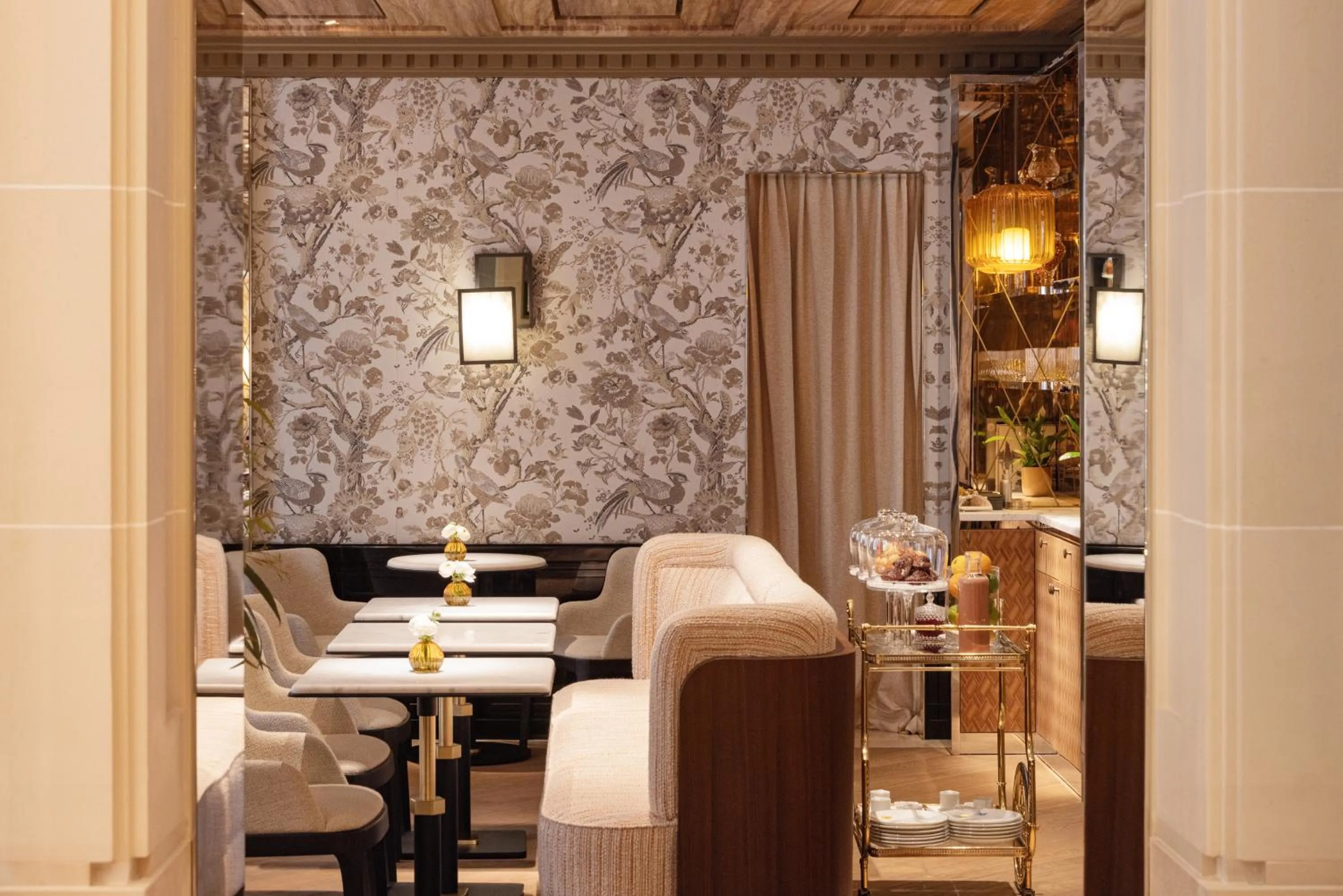 Restaurant/places to eat in Hotel de Crillon