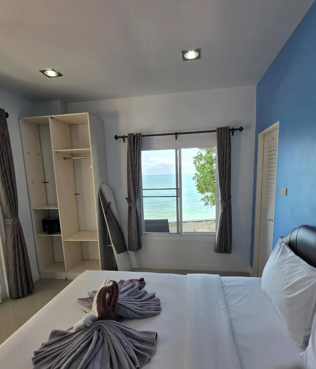Sea view, Bed in Maenam Villa Hotel