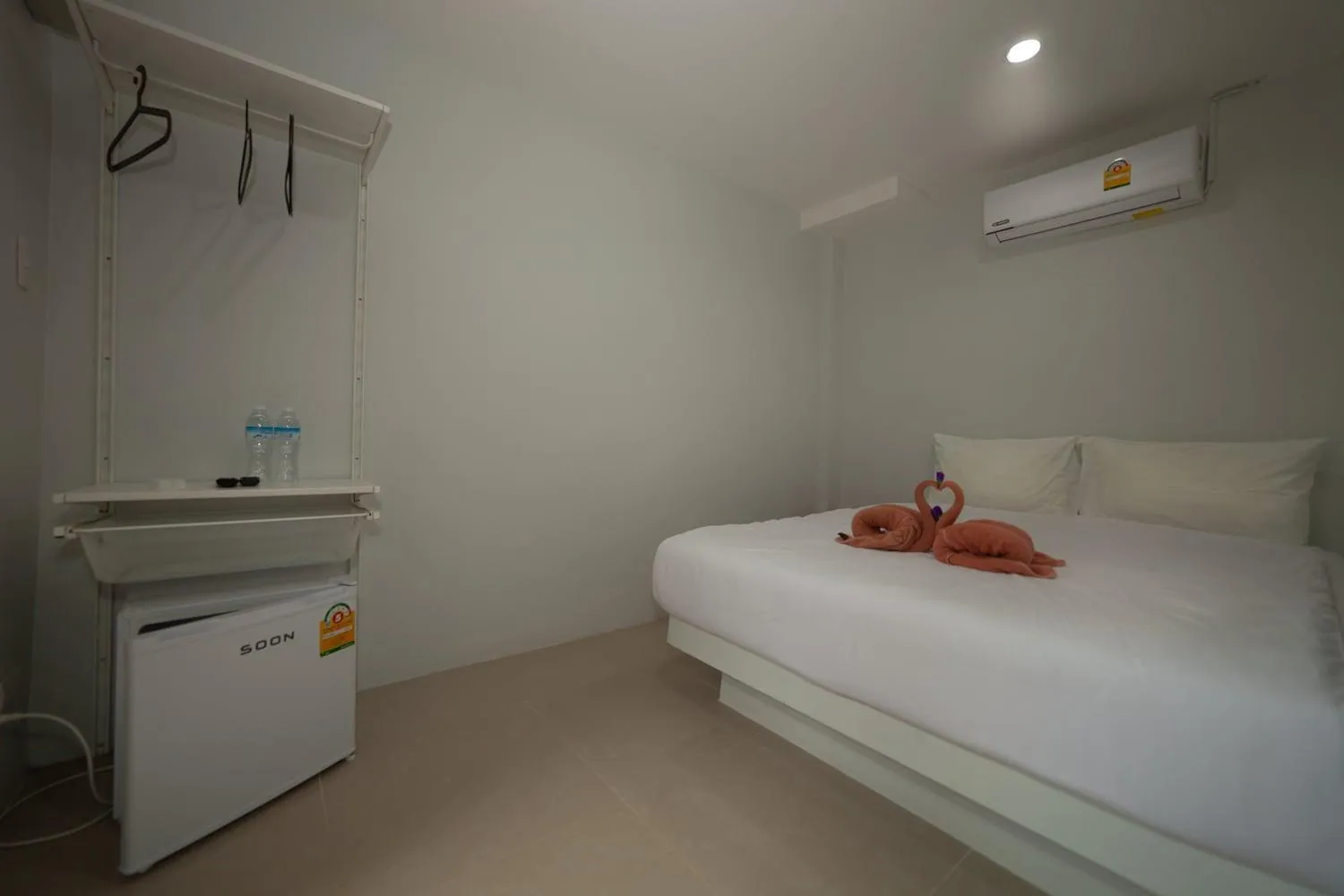 Photo of the whole room, Bed in Maenam Villa Hotel