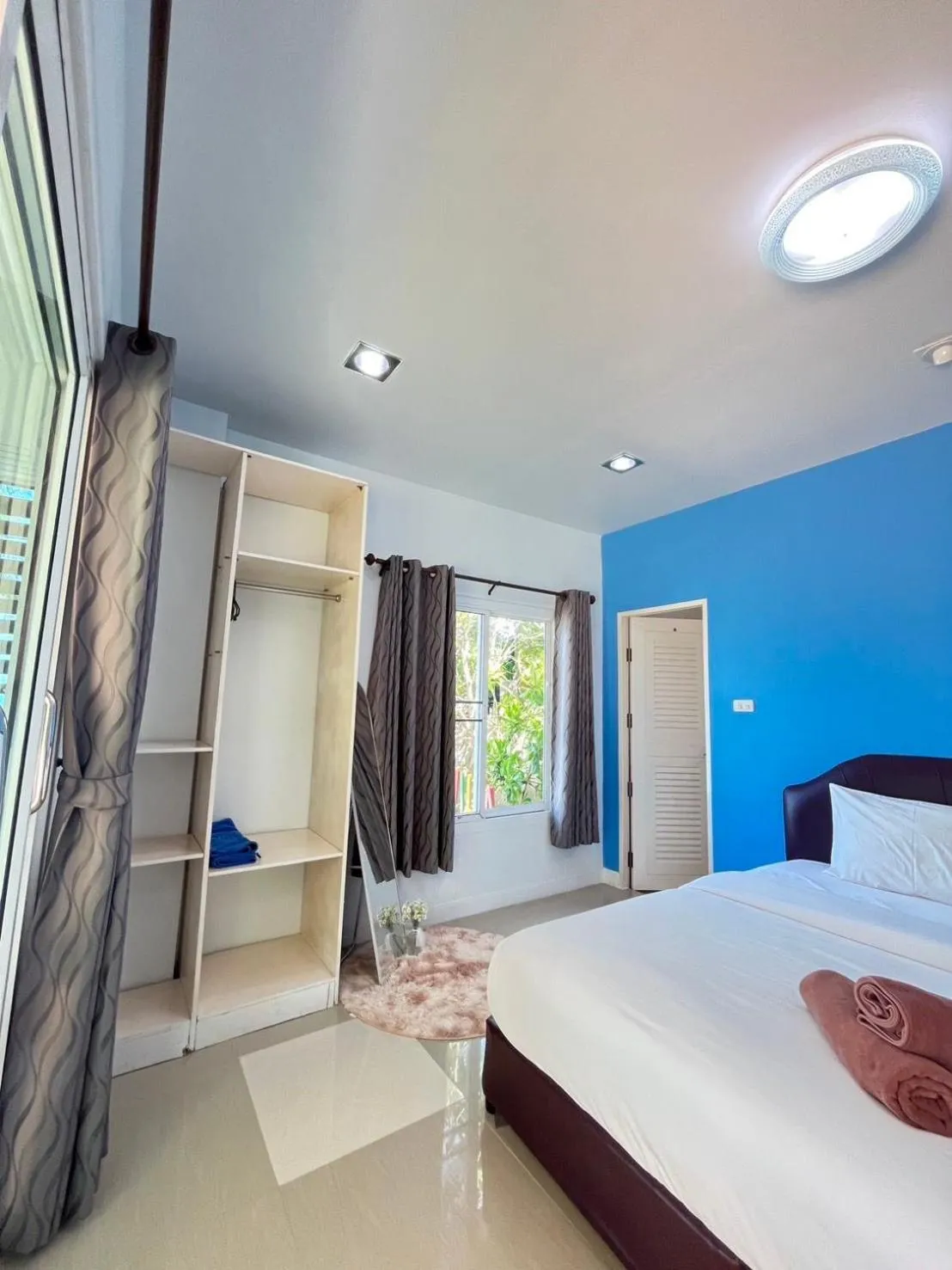 Sea view, Bed in Maenam Villa Hotel