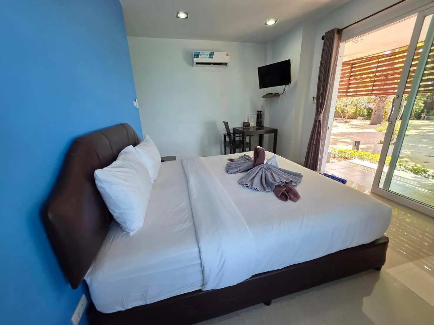 Bedroom, Bed in Maenam Villa Hotel