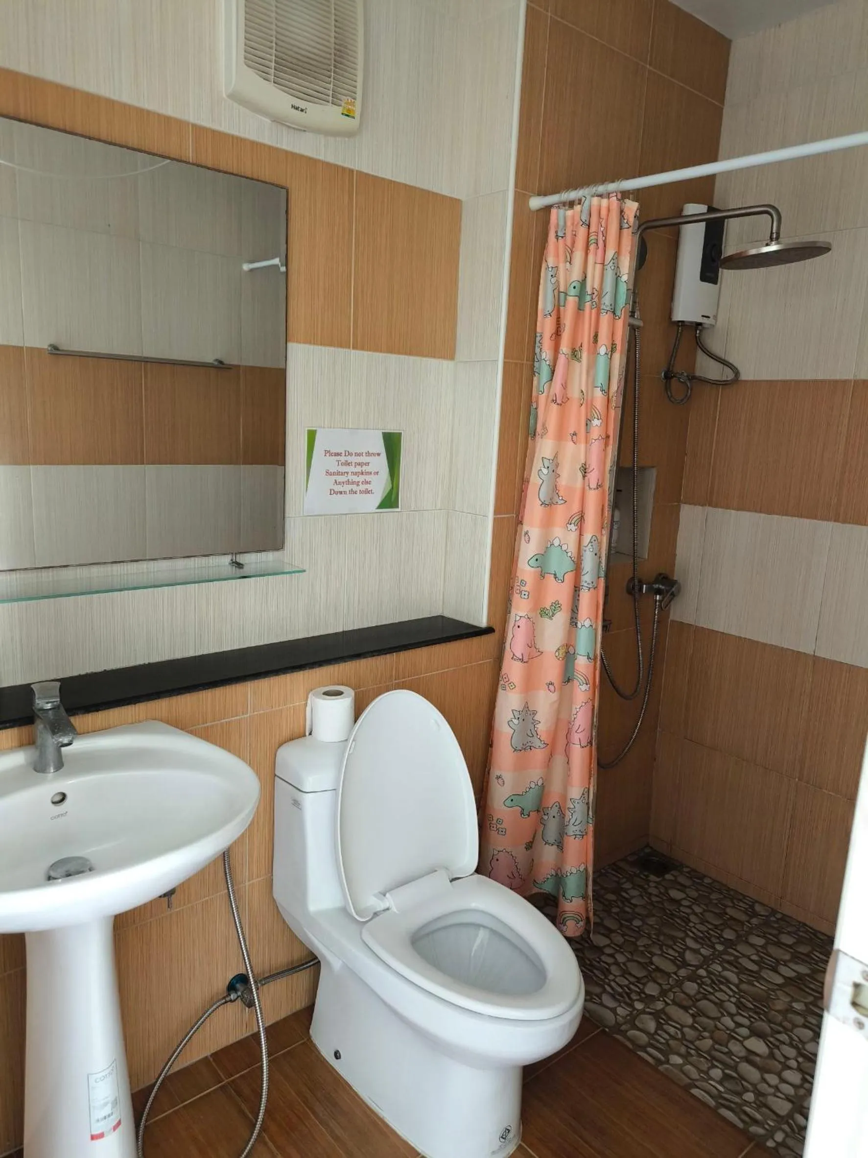 Toilet in Maenam Villa Hotel