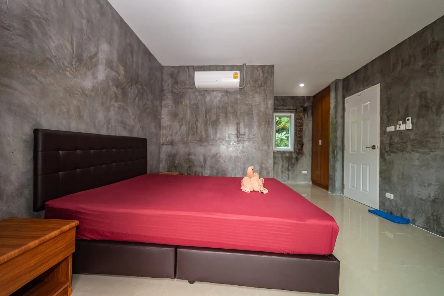 Photo of the whole room, Bed in Maenam Villa Hotel