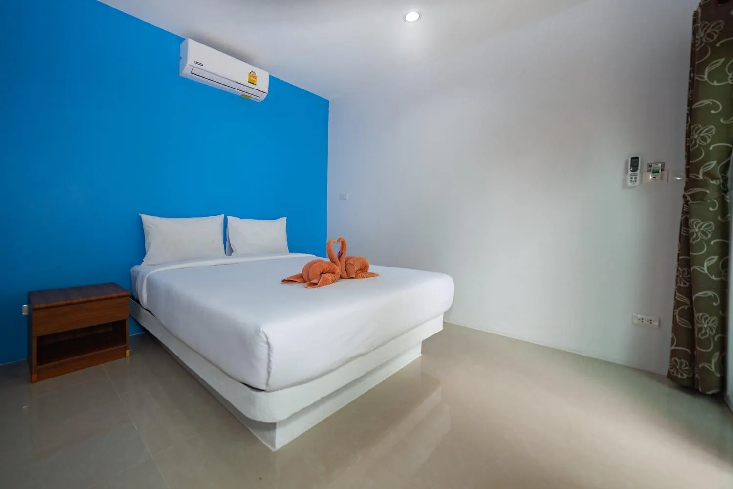 Bed in Maenam Villa Hotel