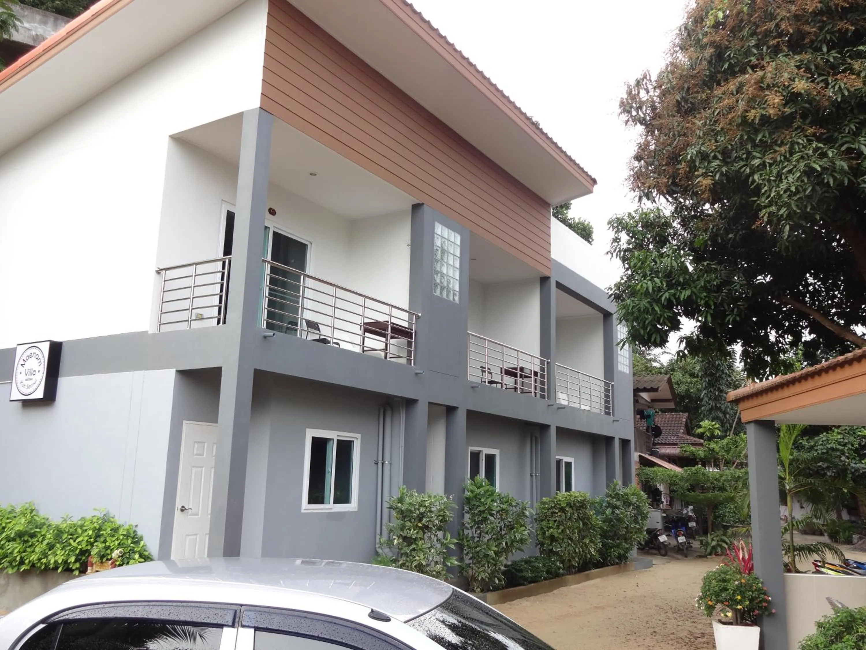 Property building in Maenam Villa Hotel