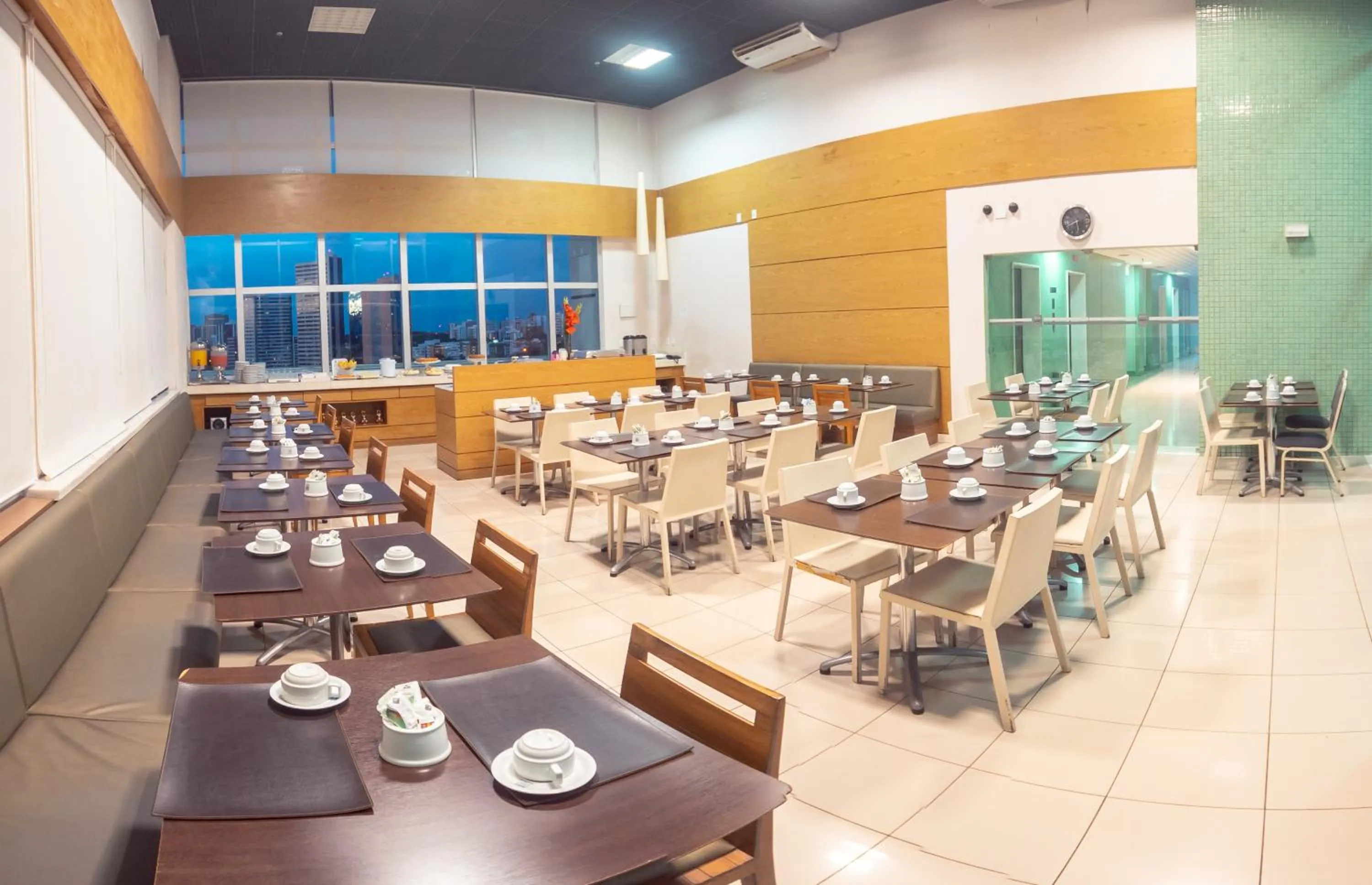 Restaurant/places to eat in Iguatemi Business & Flat by Avectur