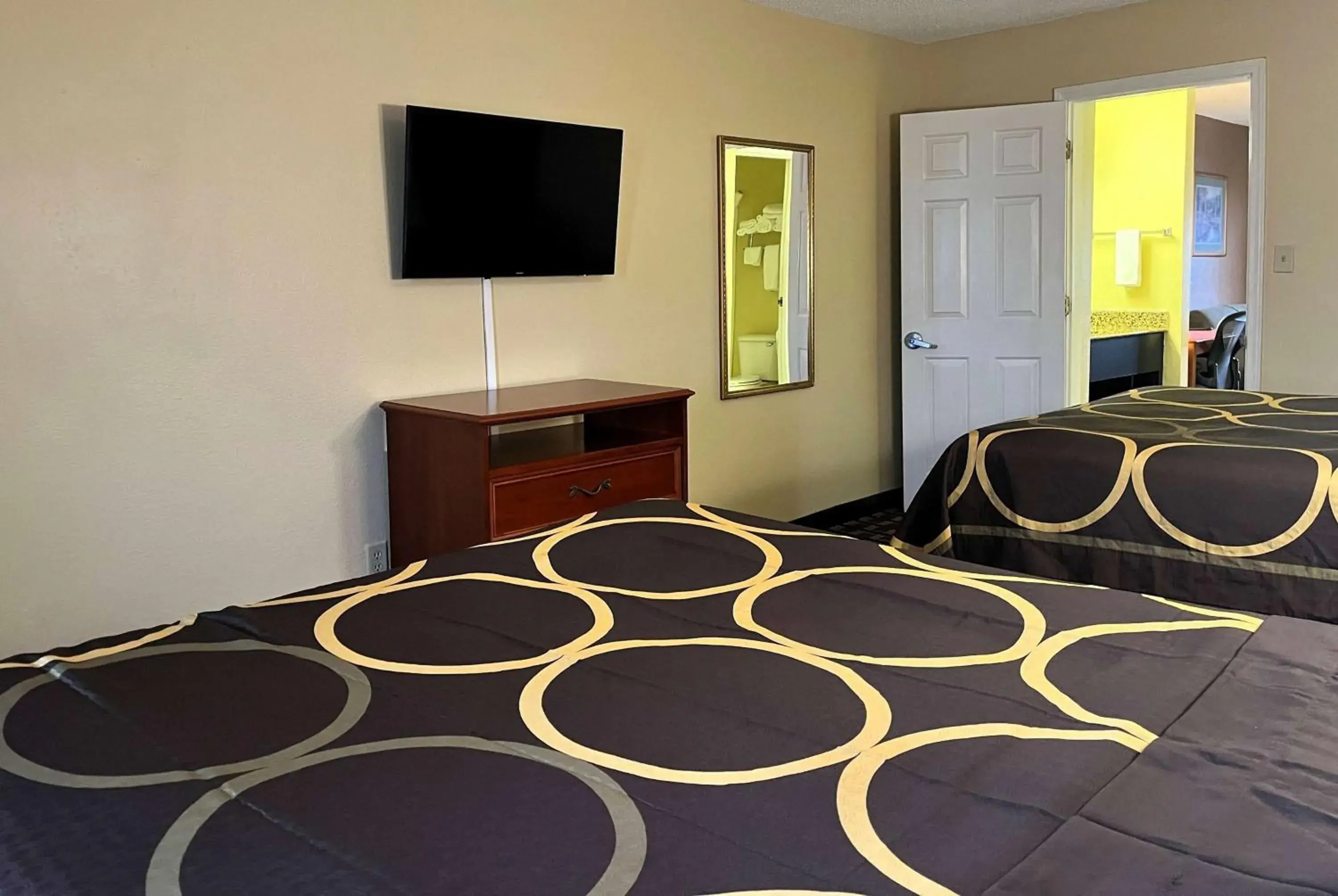 One-Bedroom Suite with Two Queen Beds - Non-Smoking in Super 8 by Wyndham Indianapolis/NE/Castleton Area One-Bedroom Suite with Two Queen Beds - Non-Smoking in Super 8 by Wyndham Indianapolis/NE/Castleton Area