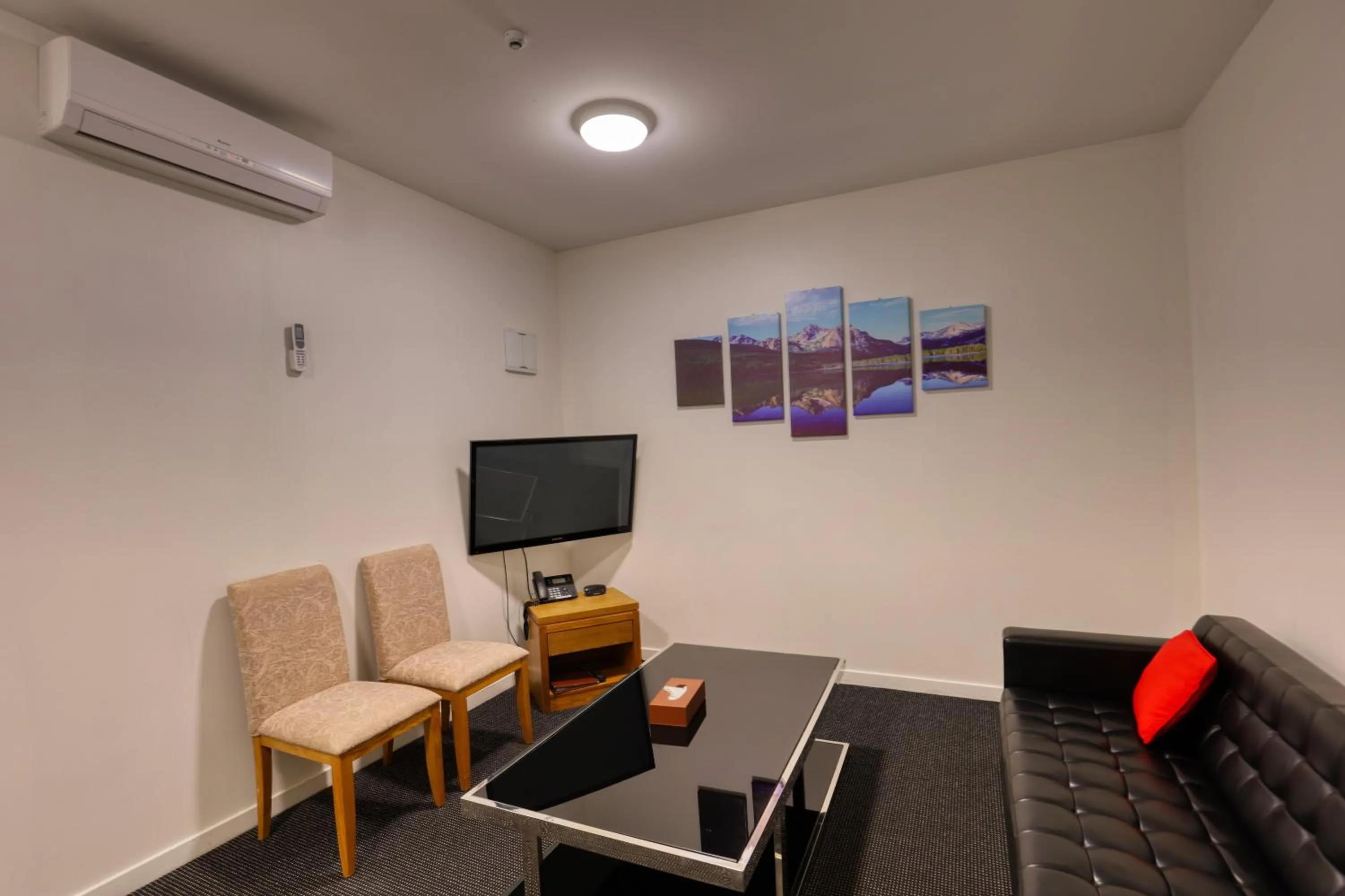 Living room in Ramada by Wyndham, Hamilton City Center