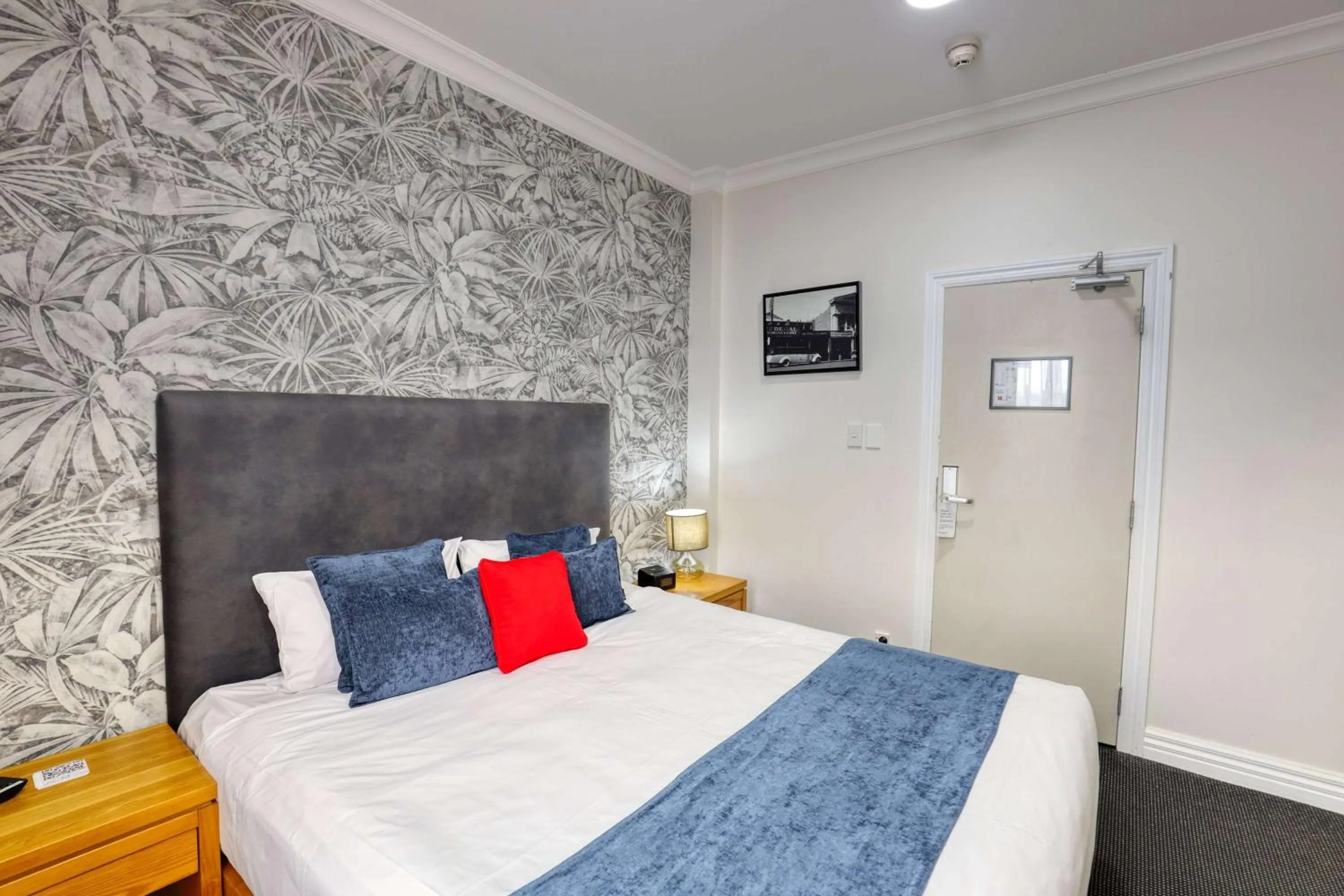 Photo of the whole room, Bed in Ramada by Wyndham, Hamilton City Center