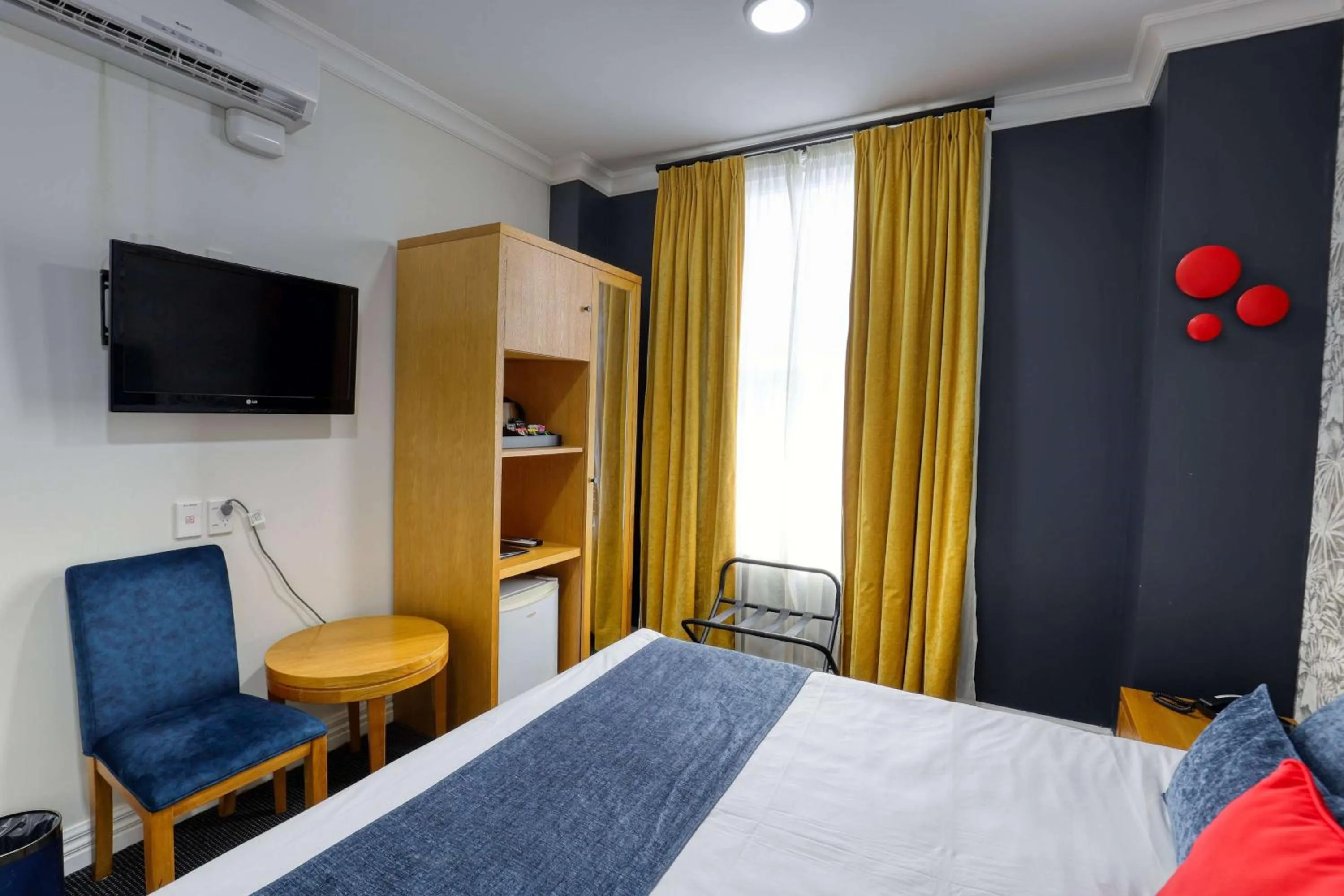 Photo of the whole room, Bed in Ramada by Wyndham, Hamilton City Center