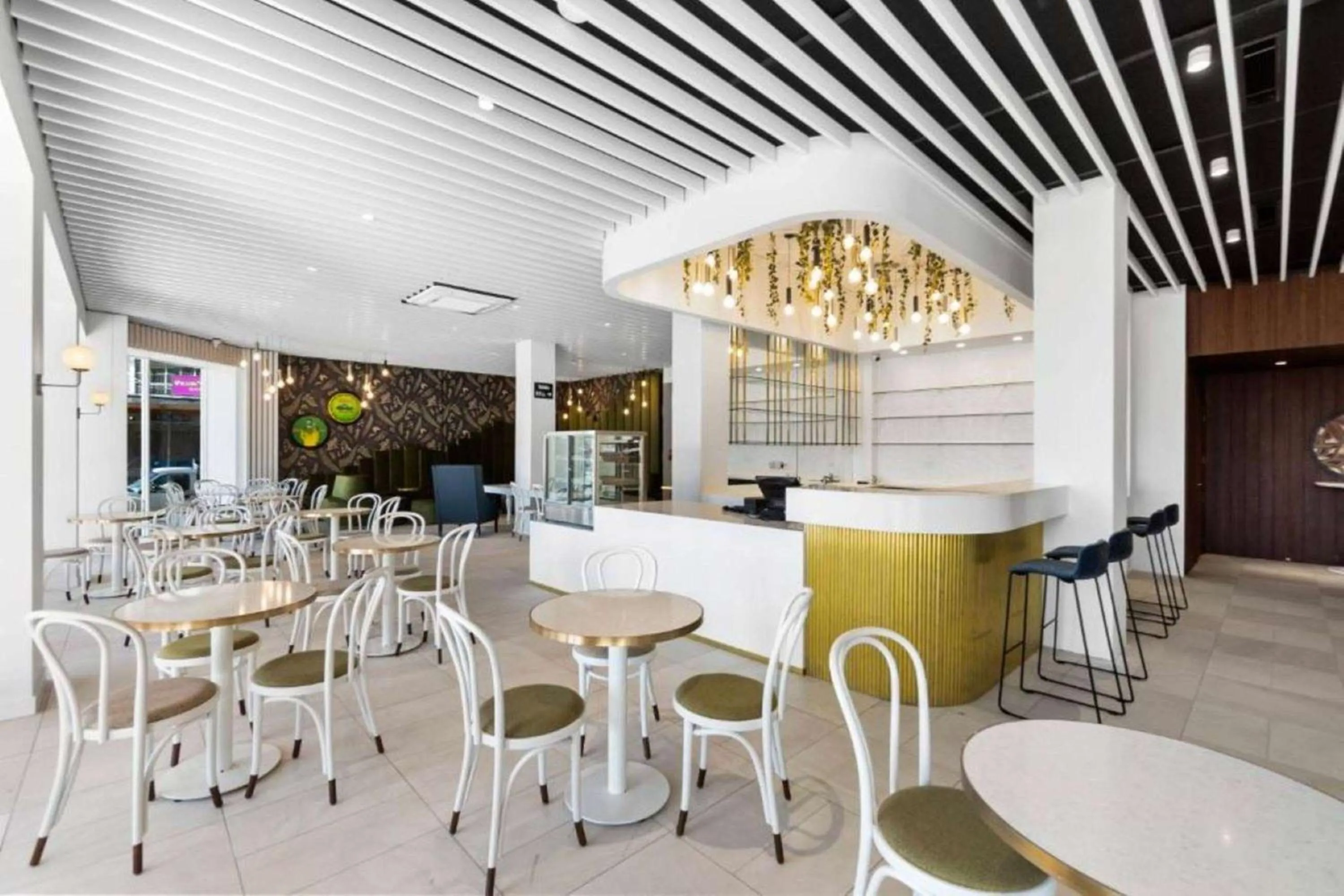 Restaurant/places to eat in Ramada by Wyndham, Hamilton City Center