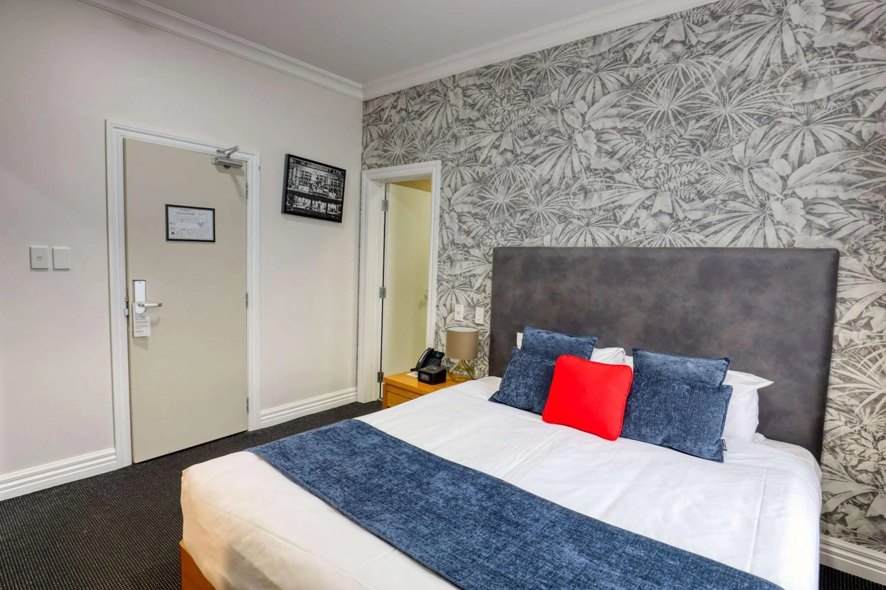 Photo of the whole room, Bed in Ramada by Wyndham, Hamilton City Center