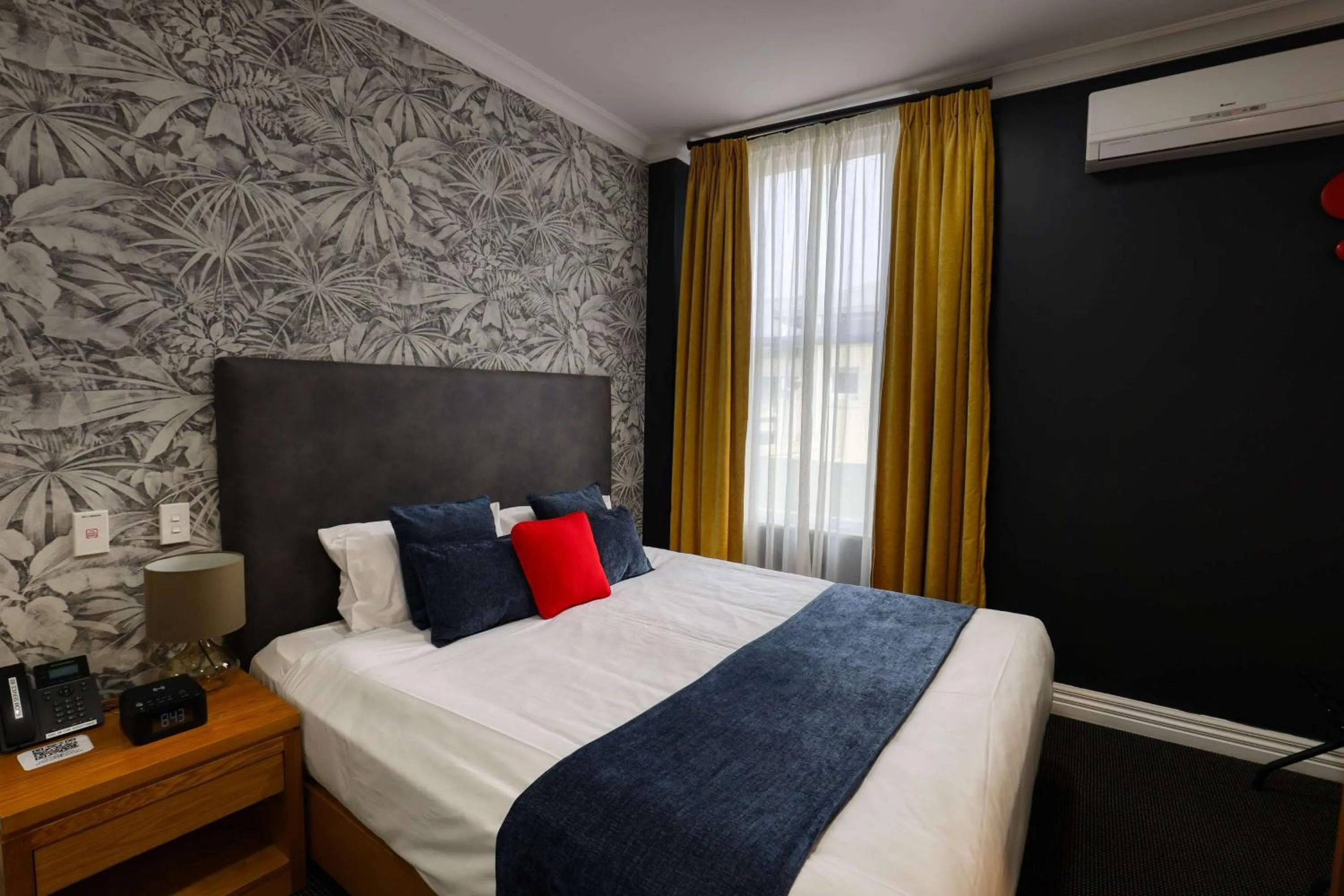 Photo of the whole room, Bed in Ramada by Wyndham, Hamilton City Center